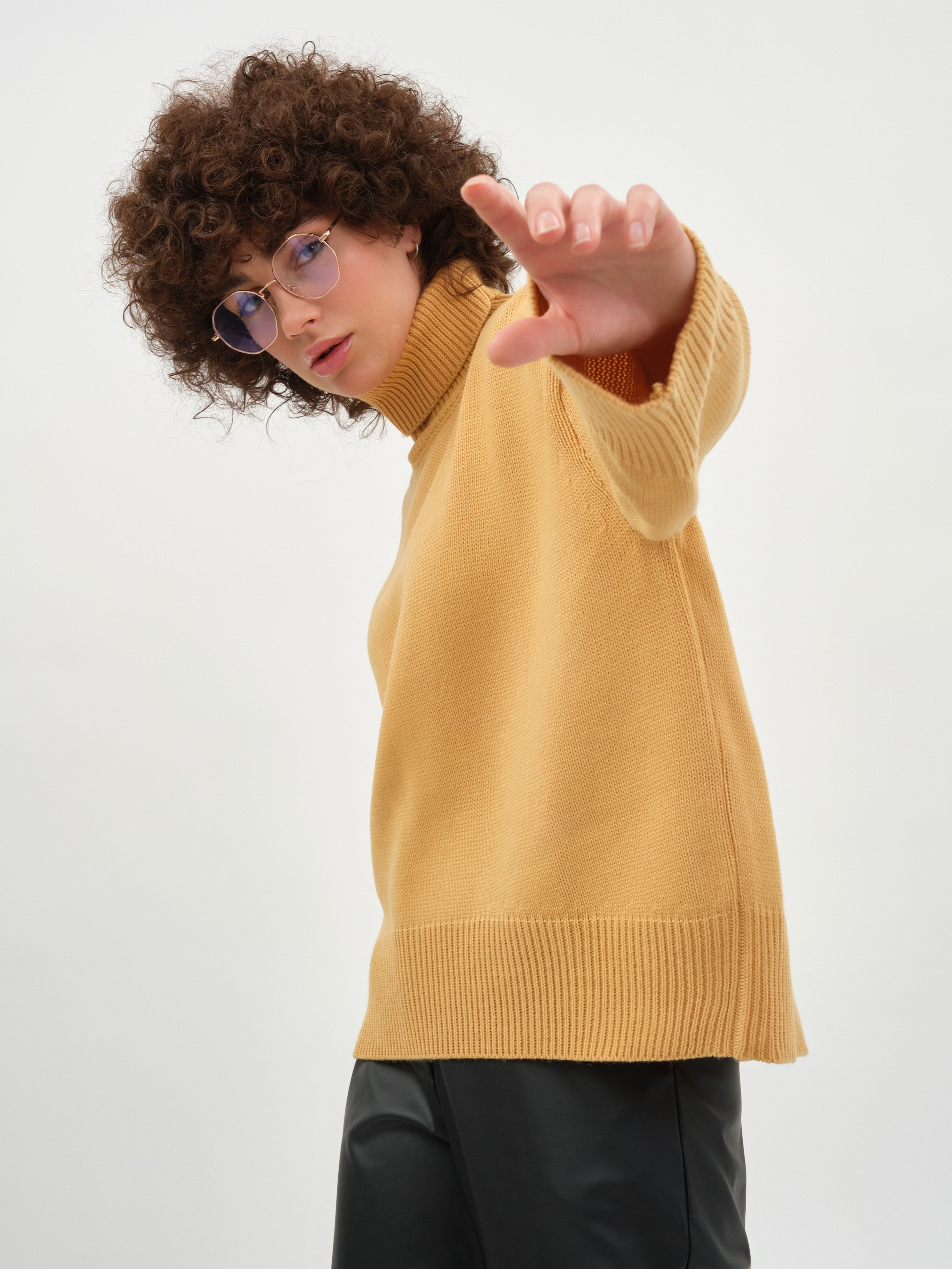 Кудрявая девушка в желтом свитере