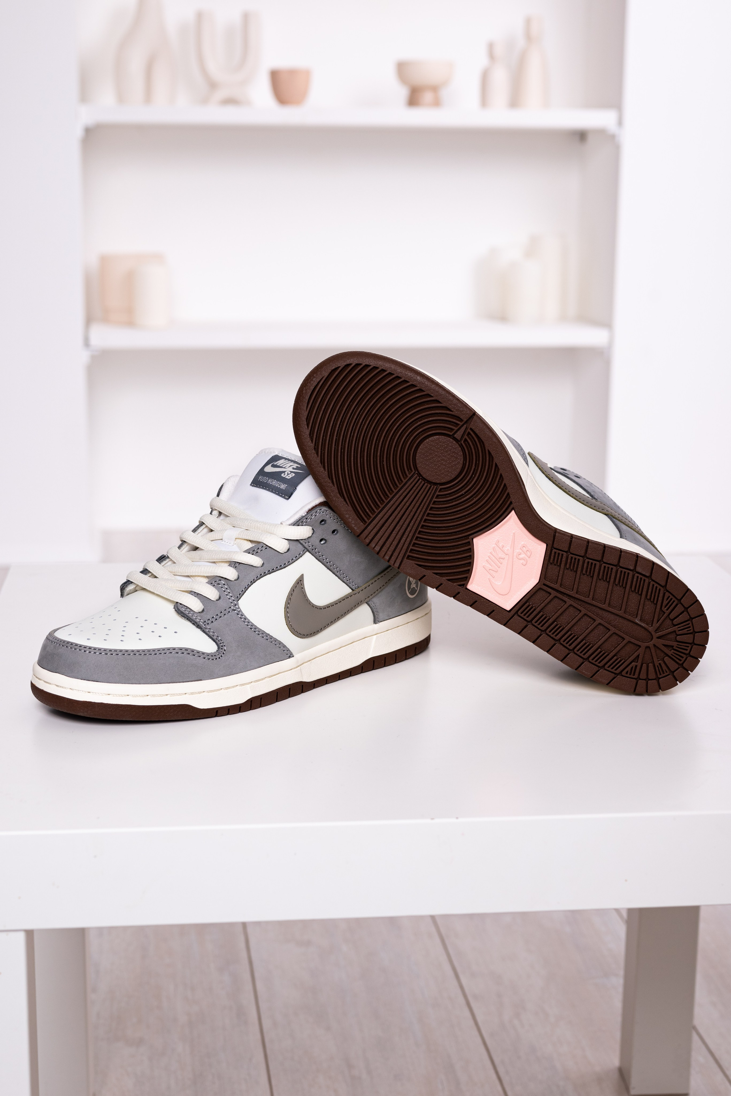 Кроссовки в студии. Предметный фотограф, фото для маркетплейсов Пятигорск, КМВ