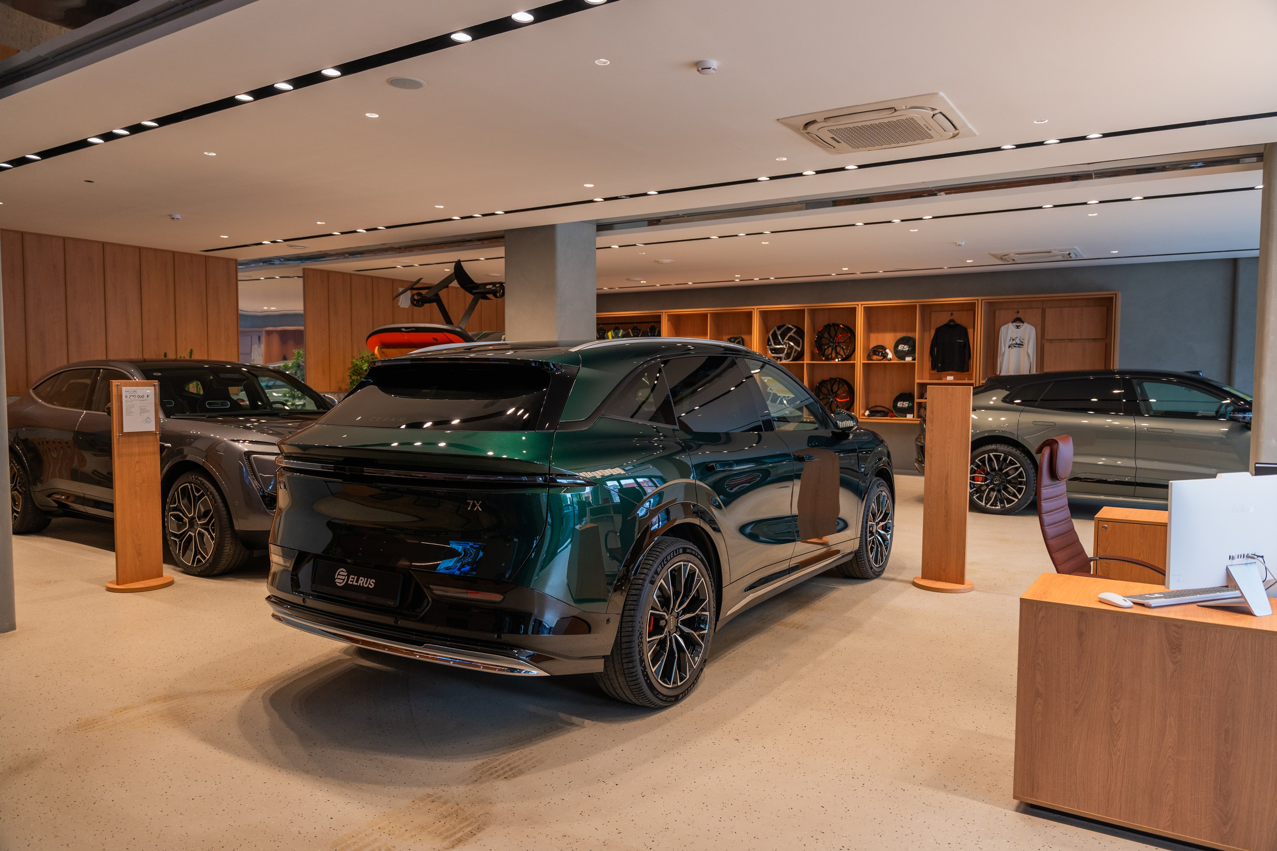Интерьерная фотосъемка автосалона Elrus в Краснодаре. Zeekr, LiXiang Профессиональная фотосъемка интерьера премиум-автосалона в Краснодаре. Шедевры для Вас! Фотограф и Видеограф в Краснодаре Пахиев Руслан