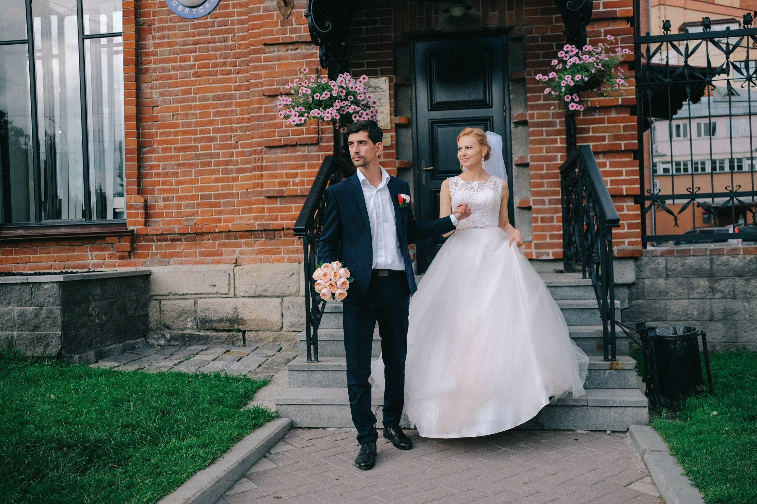 Молодожены выходят из ресторана, банкет Новосибирск