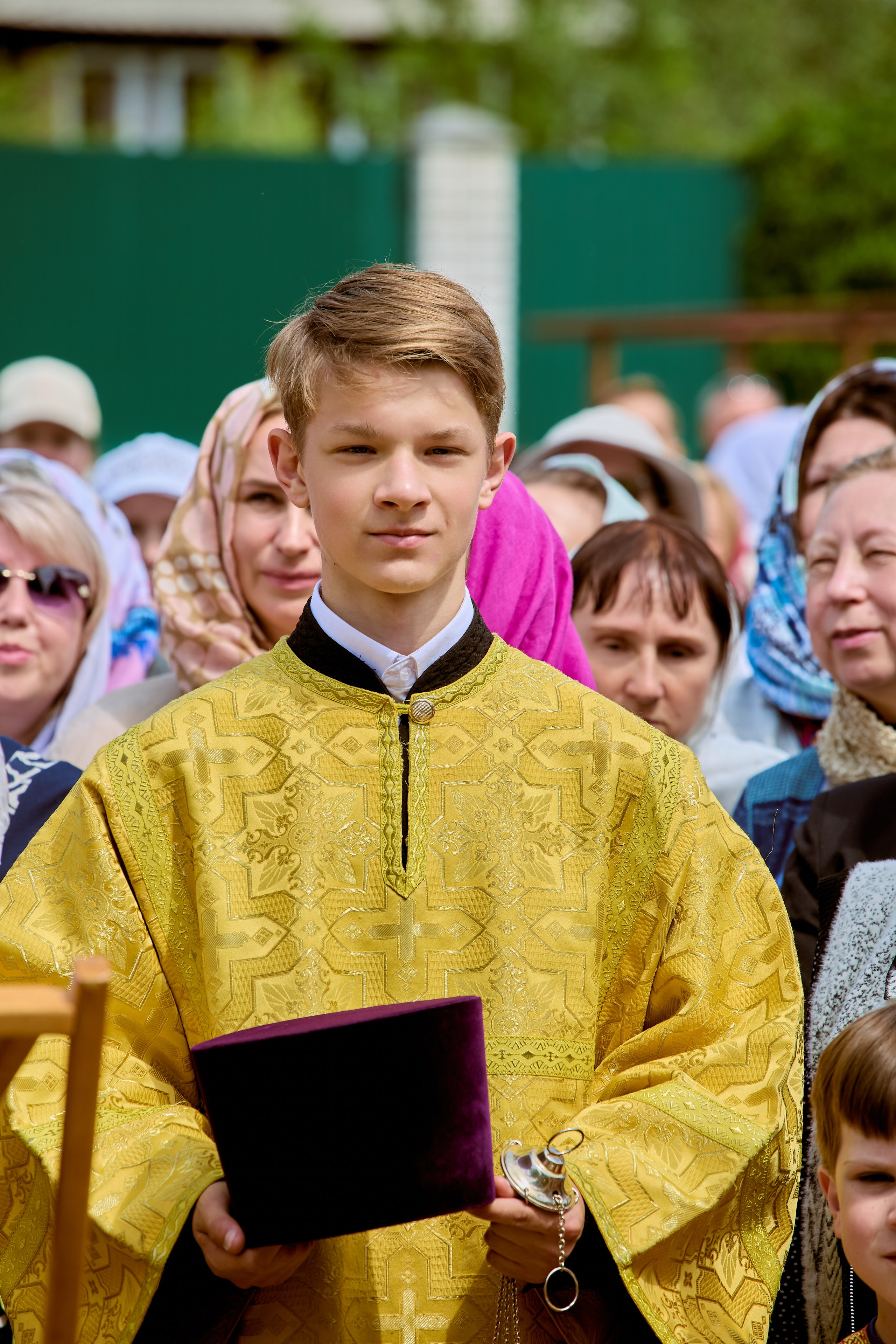 Портрет Алтарника на молебне у Храма на стоянки на Крестном Ходе