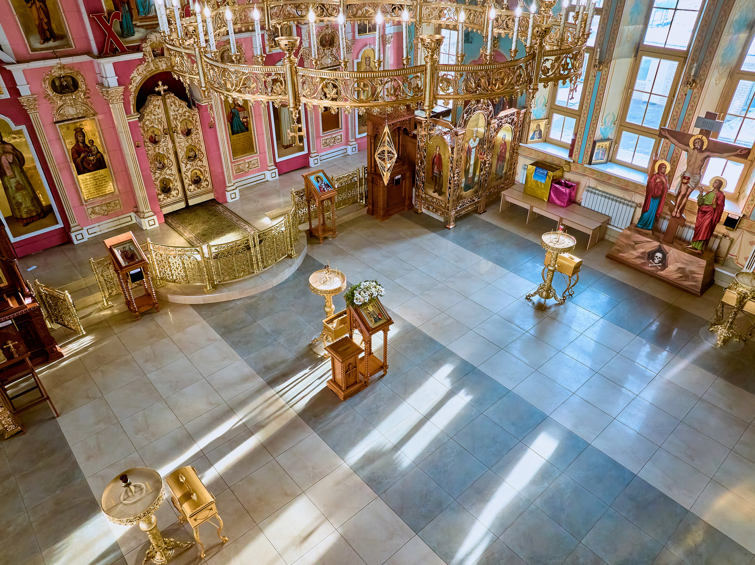 Фотографии икон в храме