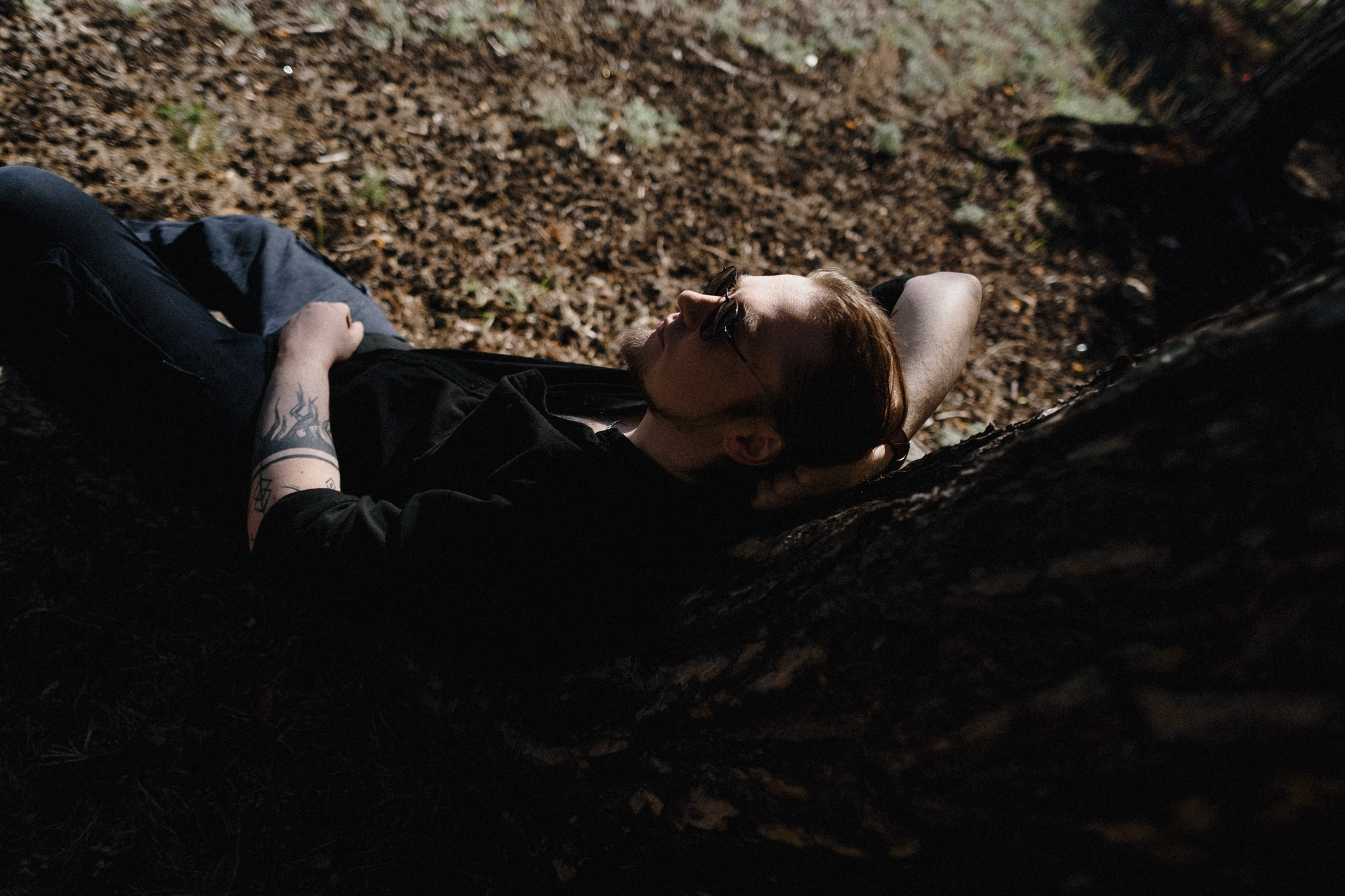 Мужской портрет на природе в Тюмени — Фотограф Дарья Мустафина. Портретный фотограф Тюмень Дарья Мустафина