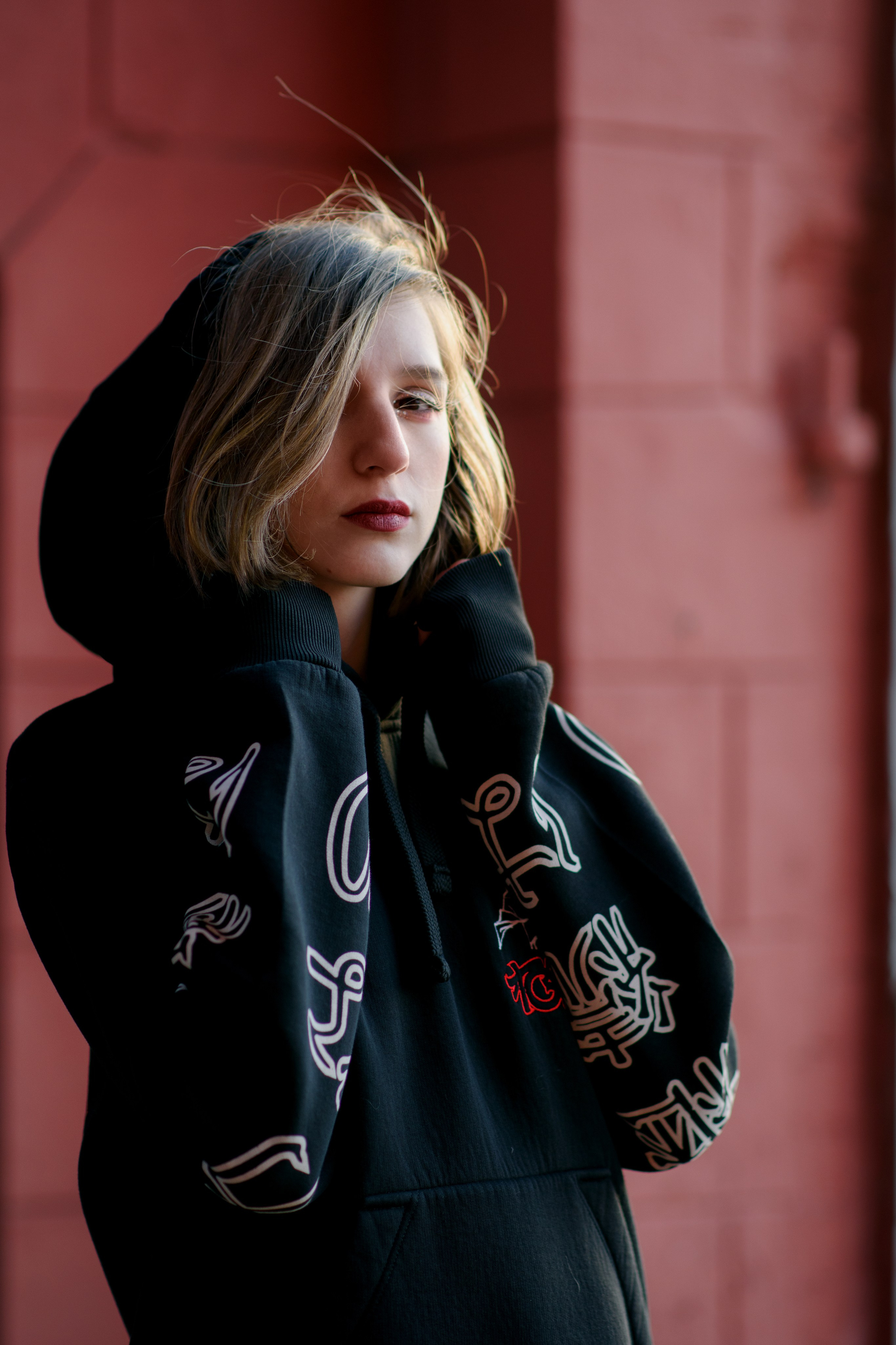 Фотосессия на 18тилетие на территории Красного октября в черной толстовке, крупный план 