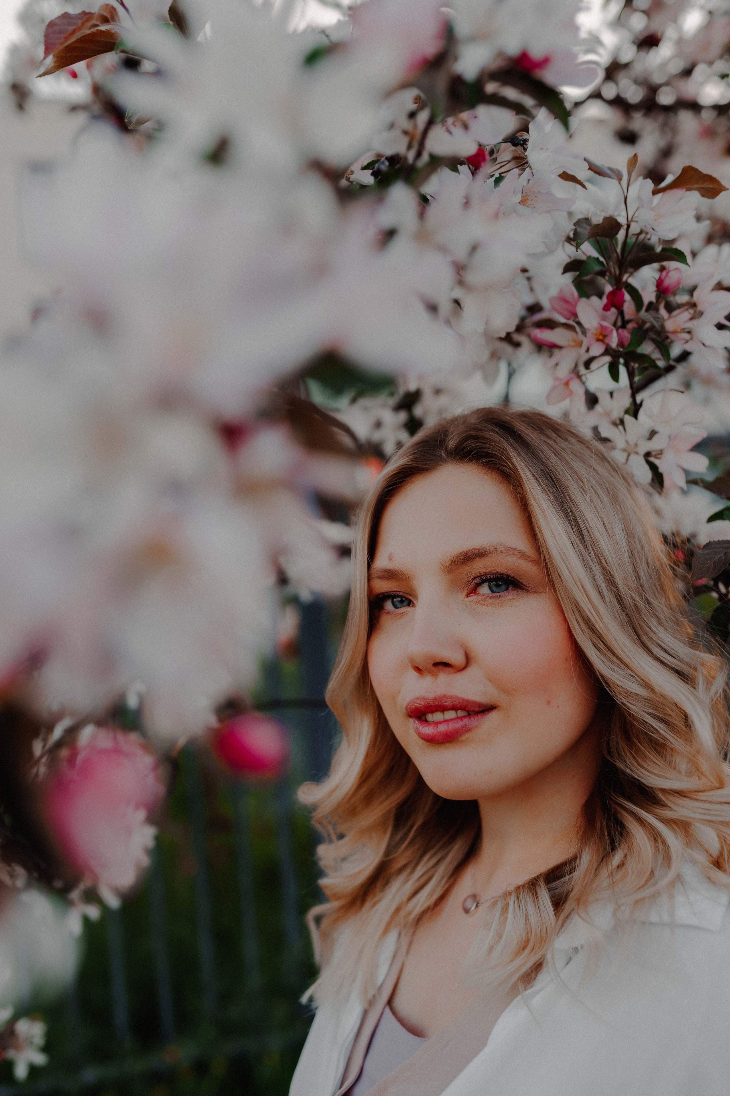 Александра в цветущей яблоне. Семейный и индивидуальный фотограф в Санкт-Петербурге Маргарита Щипкова