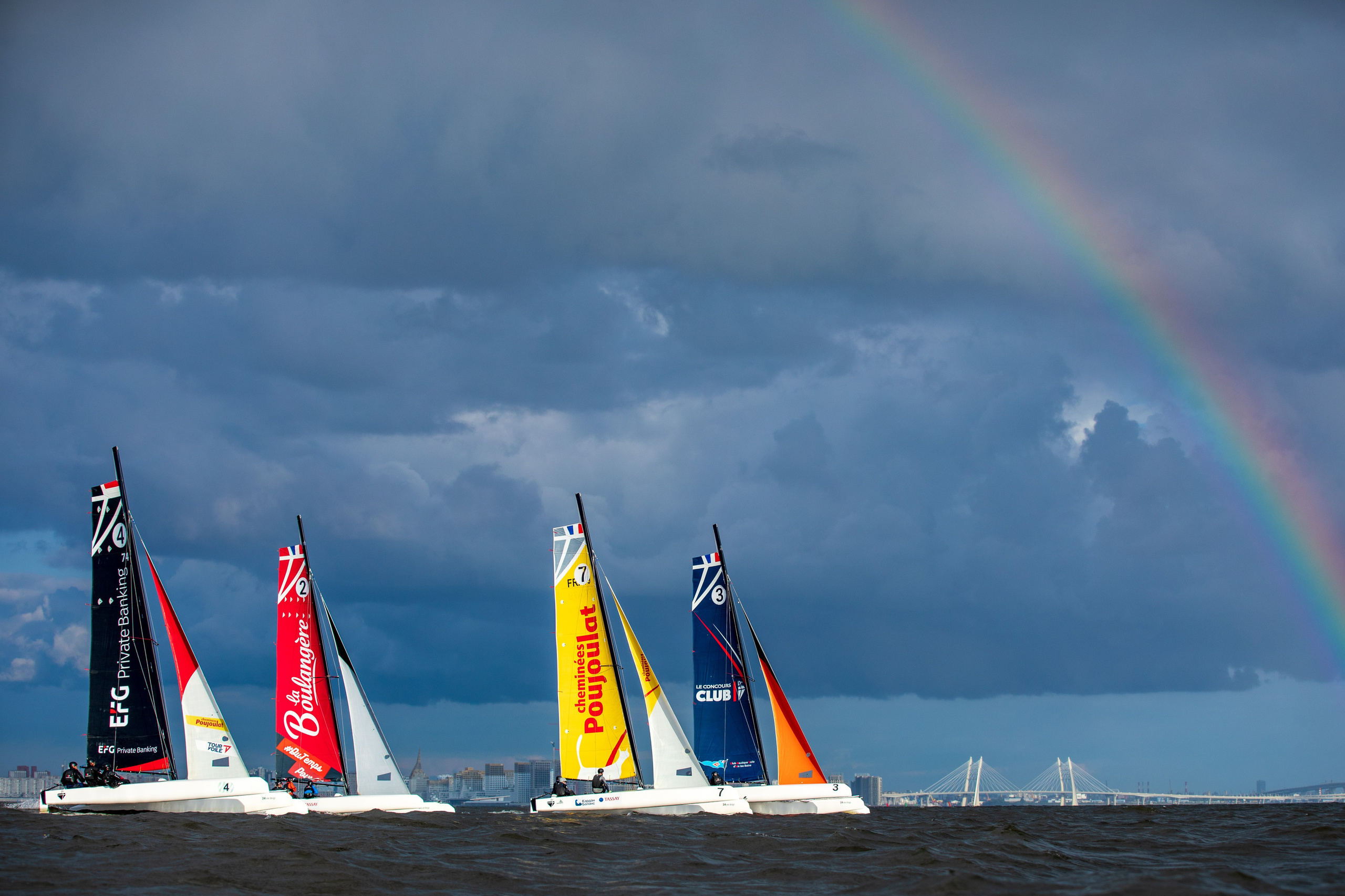 Парусники на фоне радуги. Красивый пейзаж на Финском заливе. Тримараны на регате.