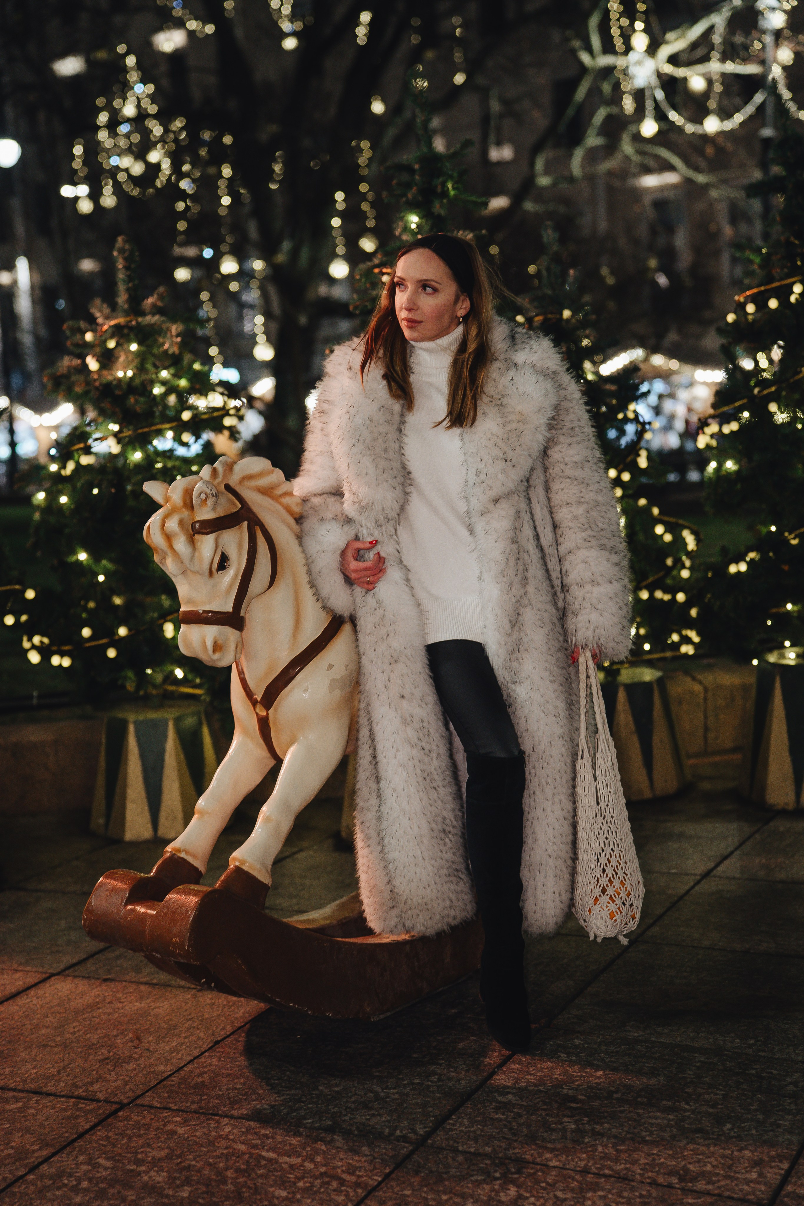ПРОГУЛКА НА МАНЕЖНОЙ ПЛОЩАДИ ДЛЯ ДЕВУШКИ ПЕРЕД НОВЫМ ГОДОМ (НОВОГОДНЯЯ ФОТОСЕССИИЯ НА МАНЕЖНОЙ ПЛОЩАДИ). Профессиональный фотограф, Санкт-Петербург — Виктория Богомолова