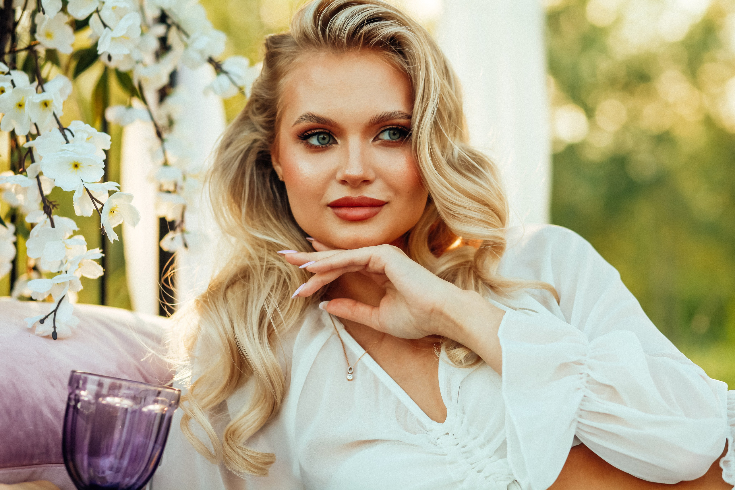 утро очень красивая невеста блондинка цветы природа лето декор дерево кровать бокал