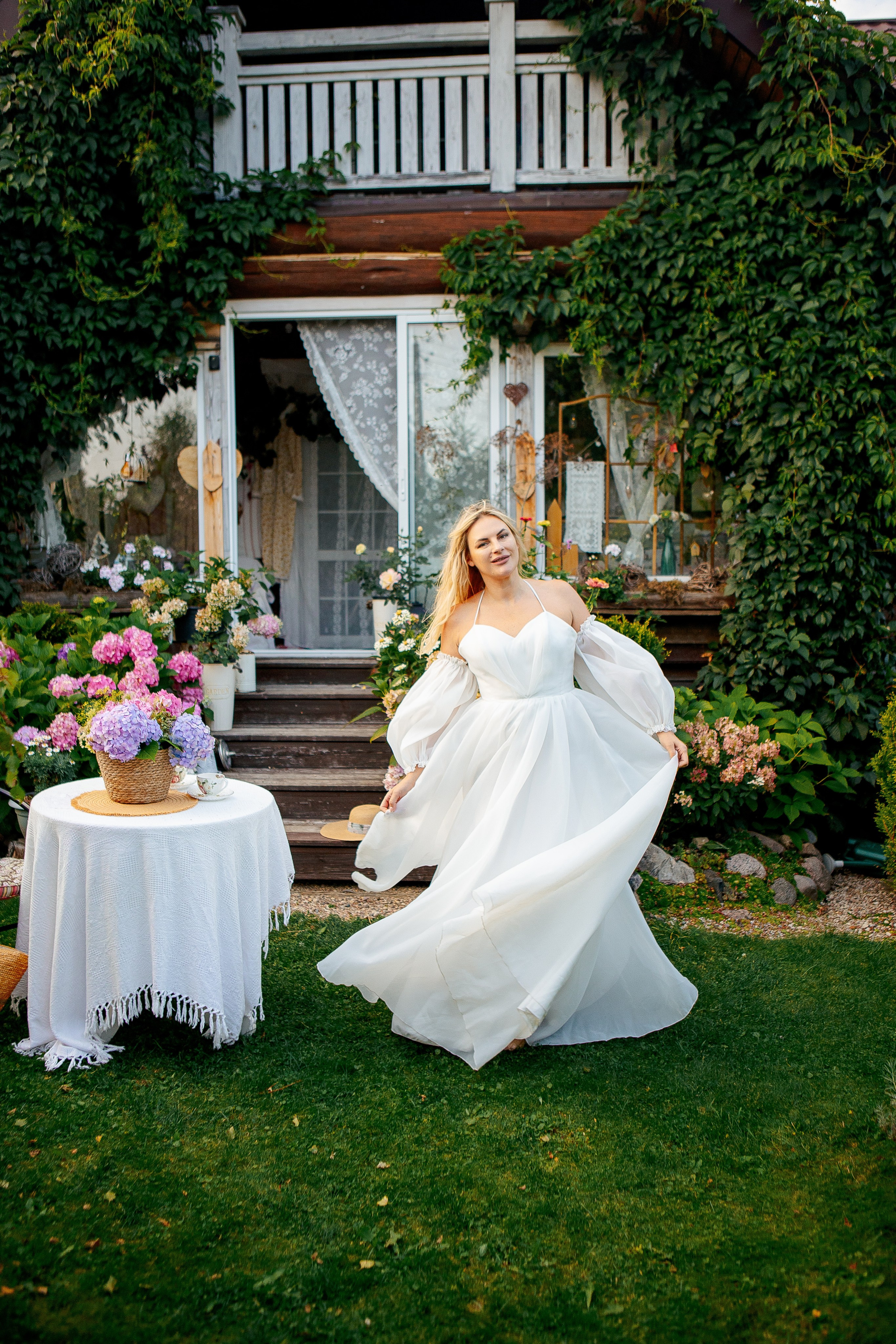 Мама и дочка в райском саду. Семейный детский фотограф. Фотосессия в Минске