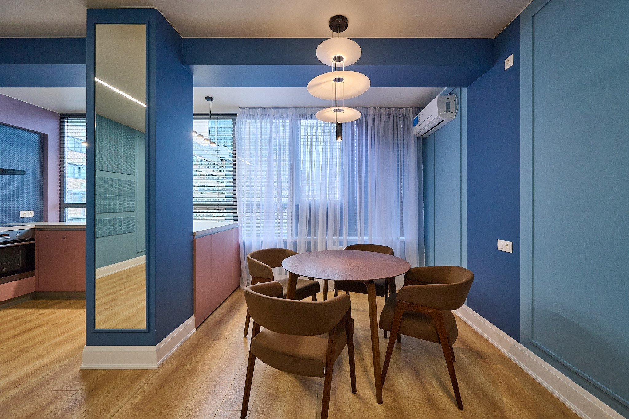 коричневый стул и стол в голубых тоннах зеркалом окном прозрачные шторы 