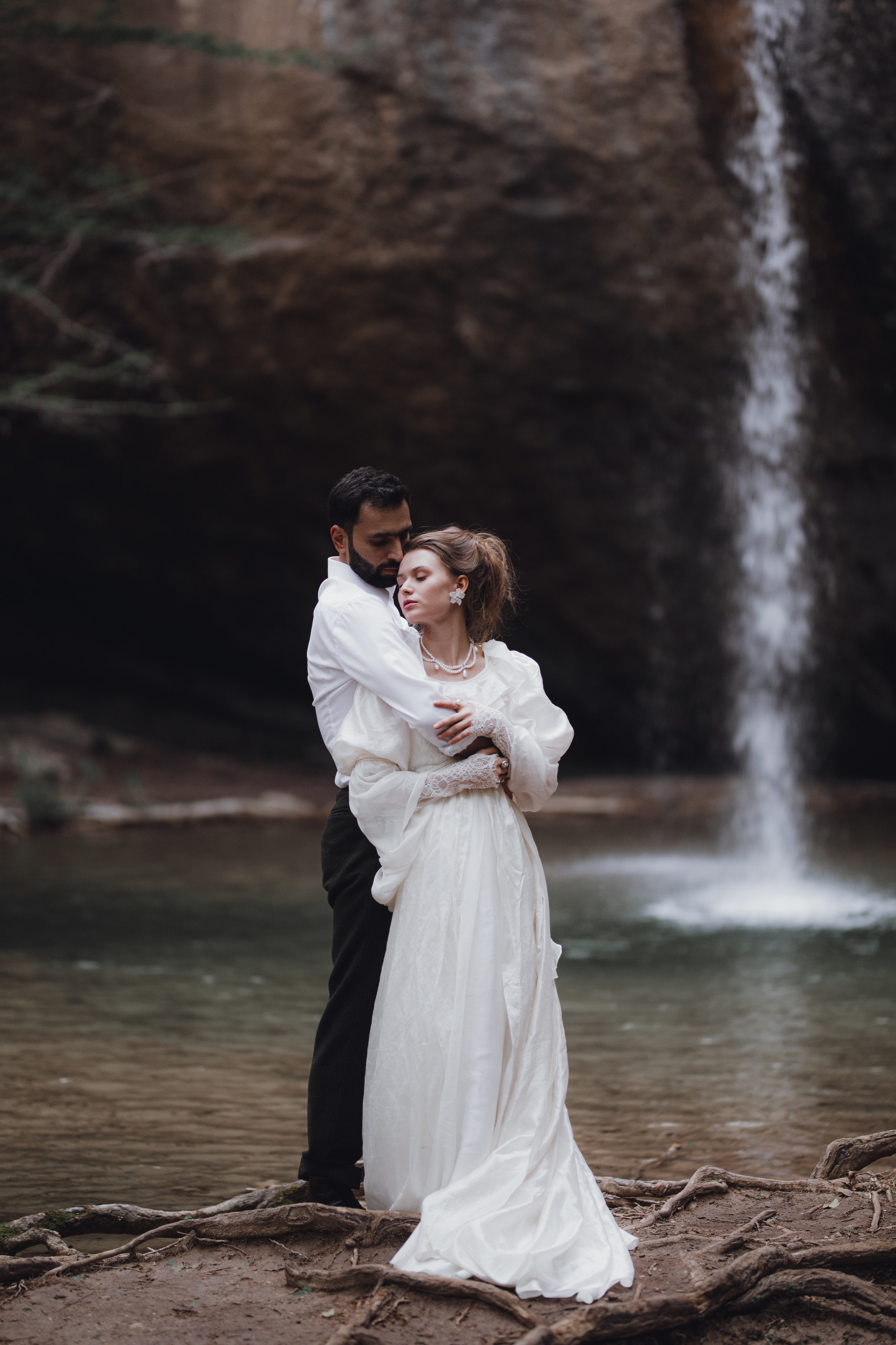 Свадебная фотосессия у водопада. Фотограф Анастасия Залевская