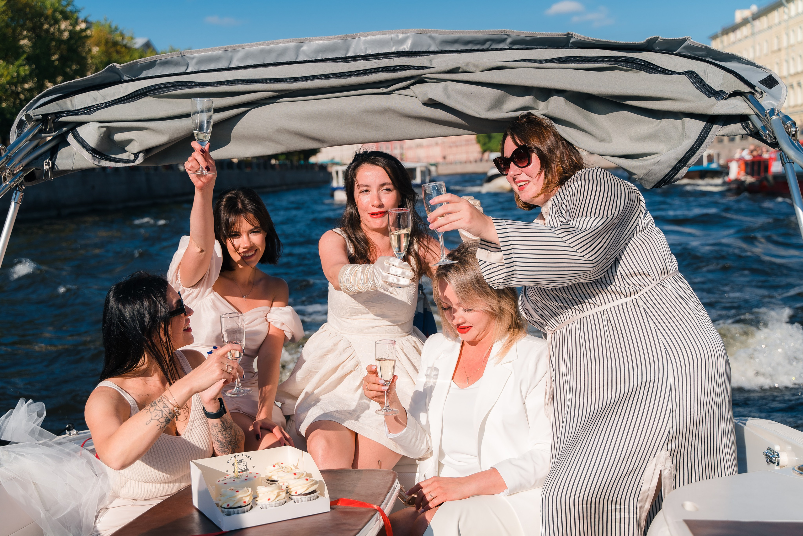 Фотосъемка девичника, встреча девушек, веселые женские портреты