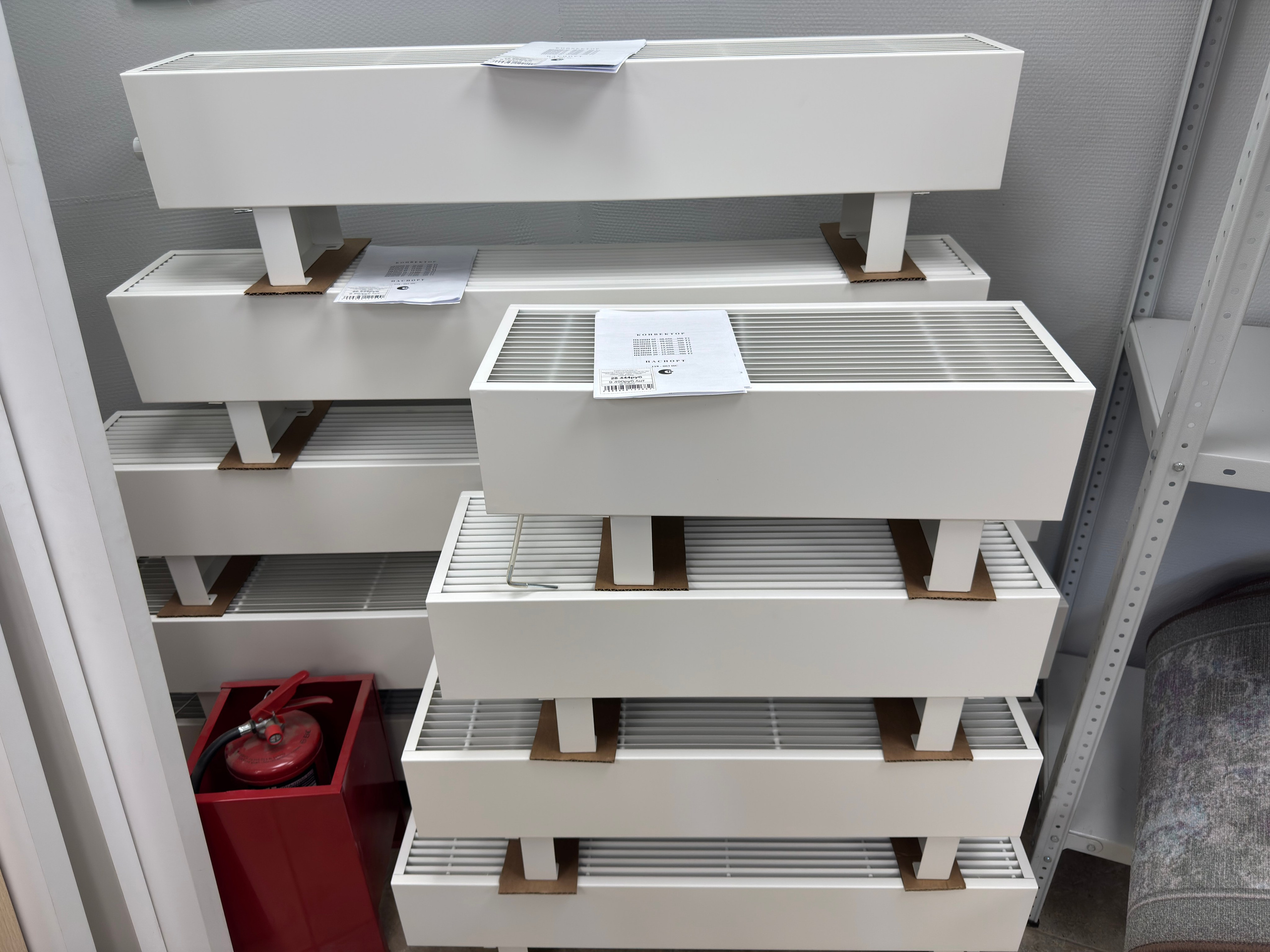 Напольные радиаторы водяные Isoderm Коралл. Строительный магазин низких цен Экономкин