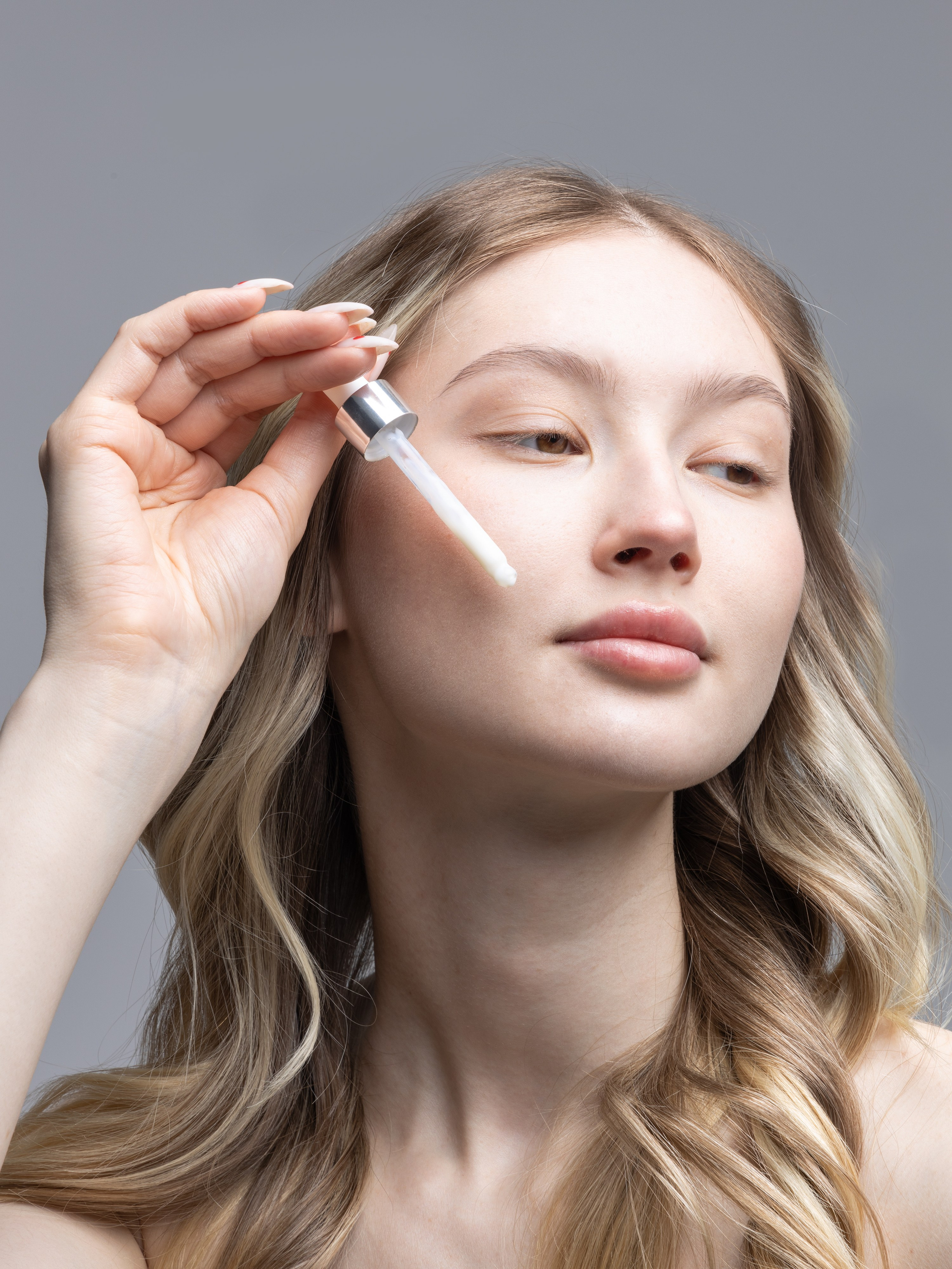 Профессиональная съемка косметики с акцентом на текстуры и цветовые решения.