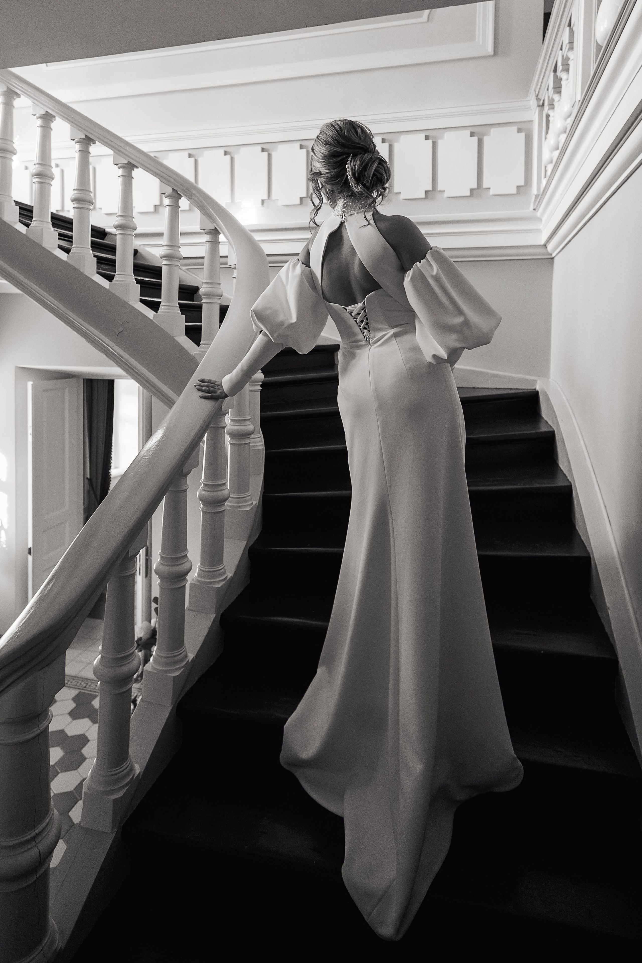 Невеста поднимается по лестнице усадьбы Лосевых-Шатиловых-Сталь-фон-Гольфштейн в Воронеже