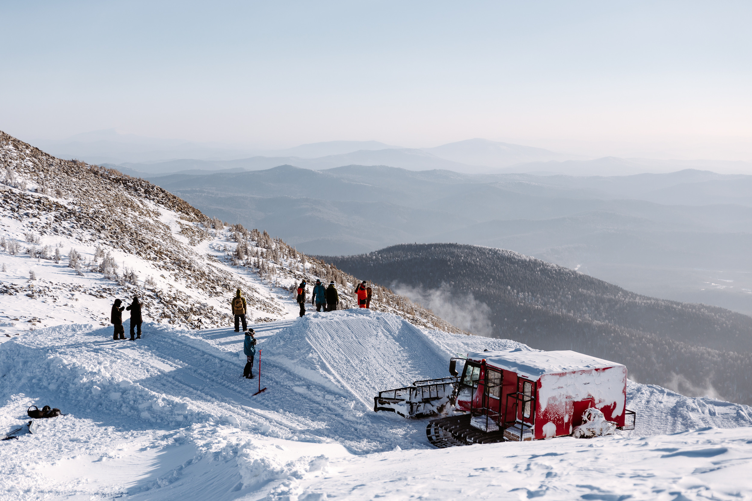 Постройка трамплина. Шерегеш 2022. Фотограф на Камчатке, съемки на природе