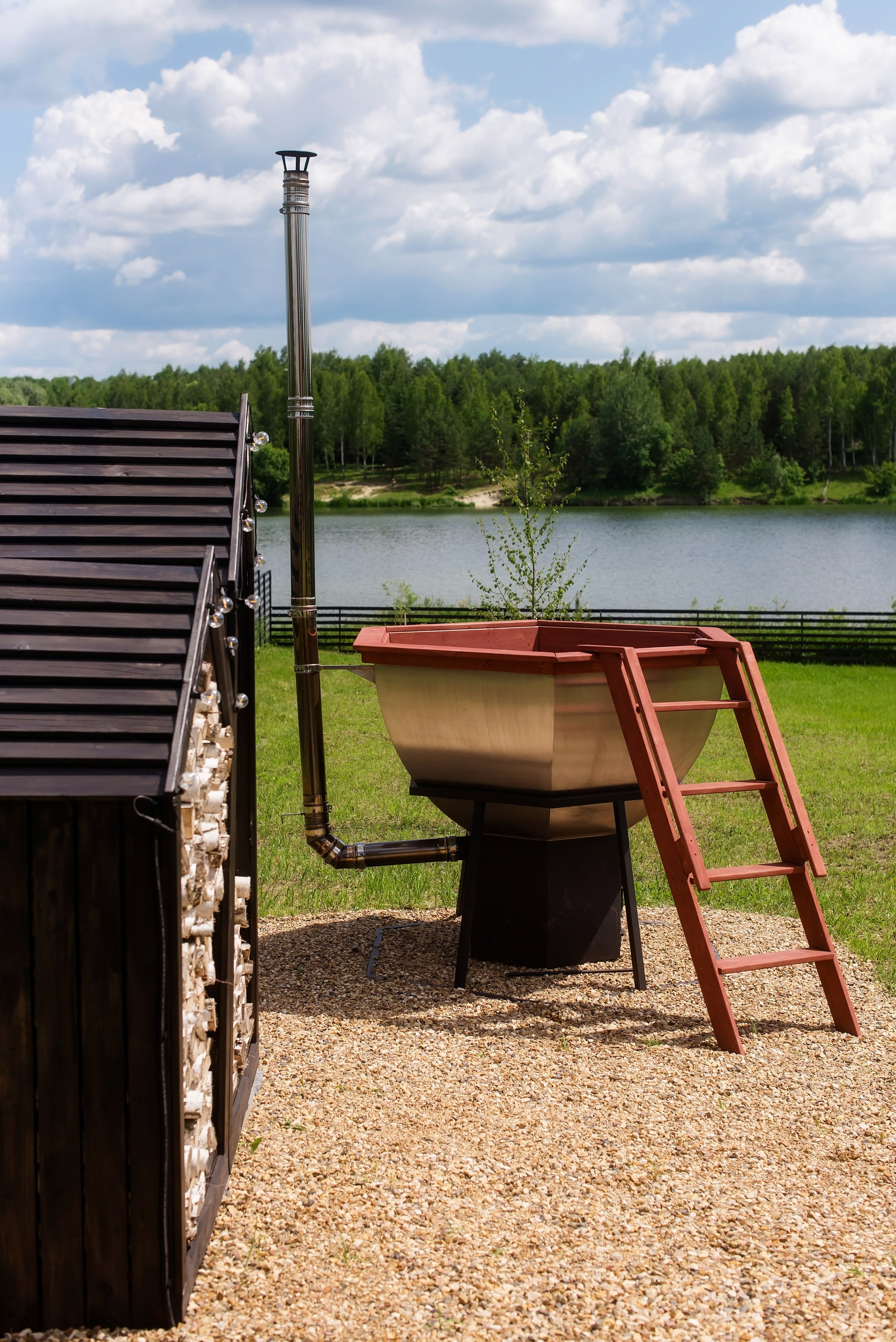 Наша территория. Глэмпинг. Аренда дома для отдыха в Брянске. Банный чан, зона BBQ. Дом на озере в Брянске. Отдых Брянск