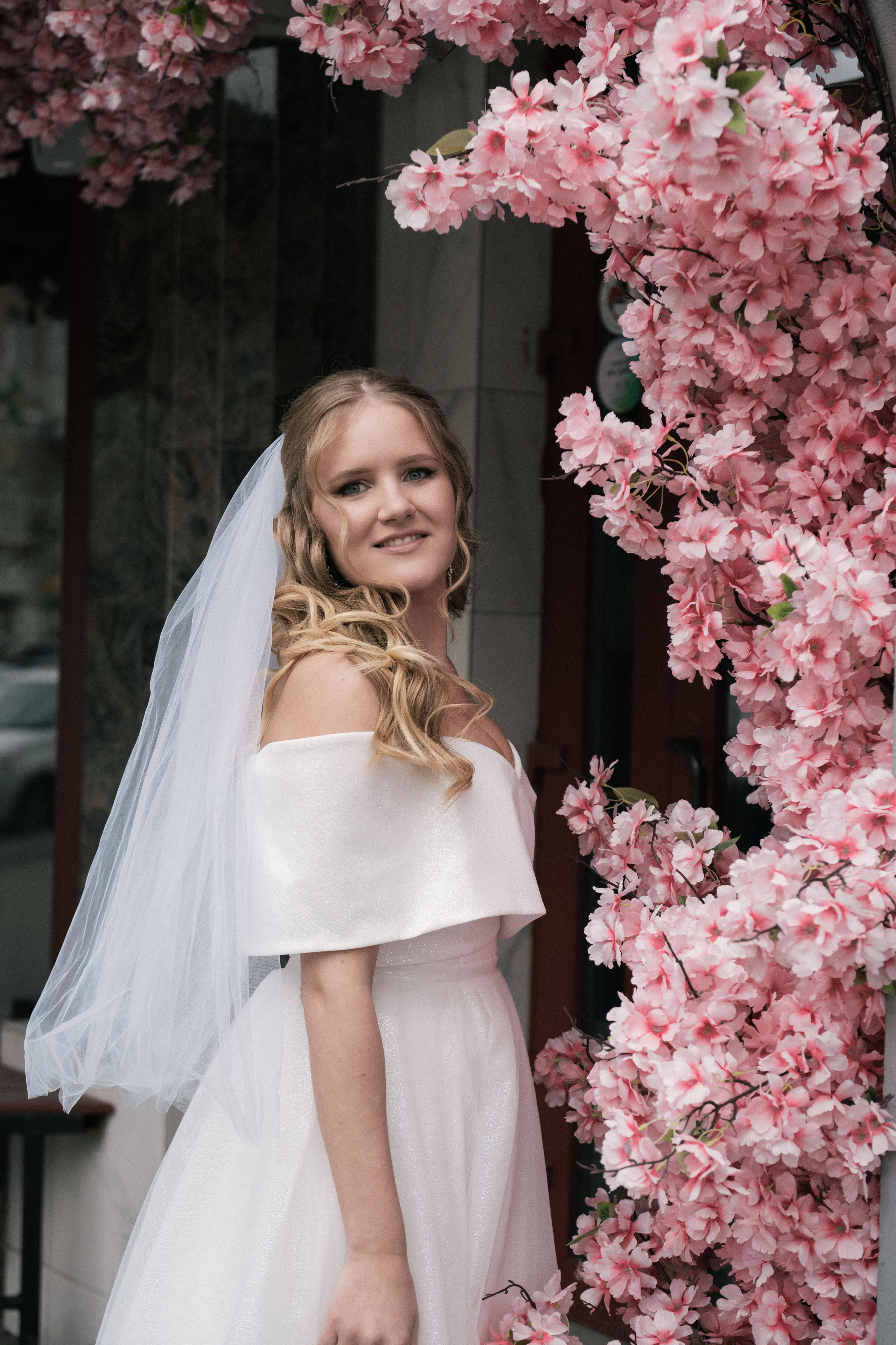 Прогулка жениха и невесты по городу