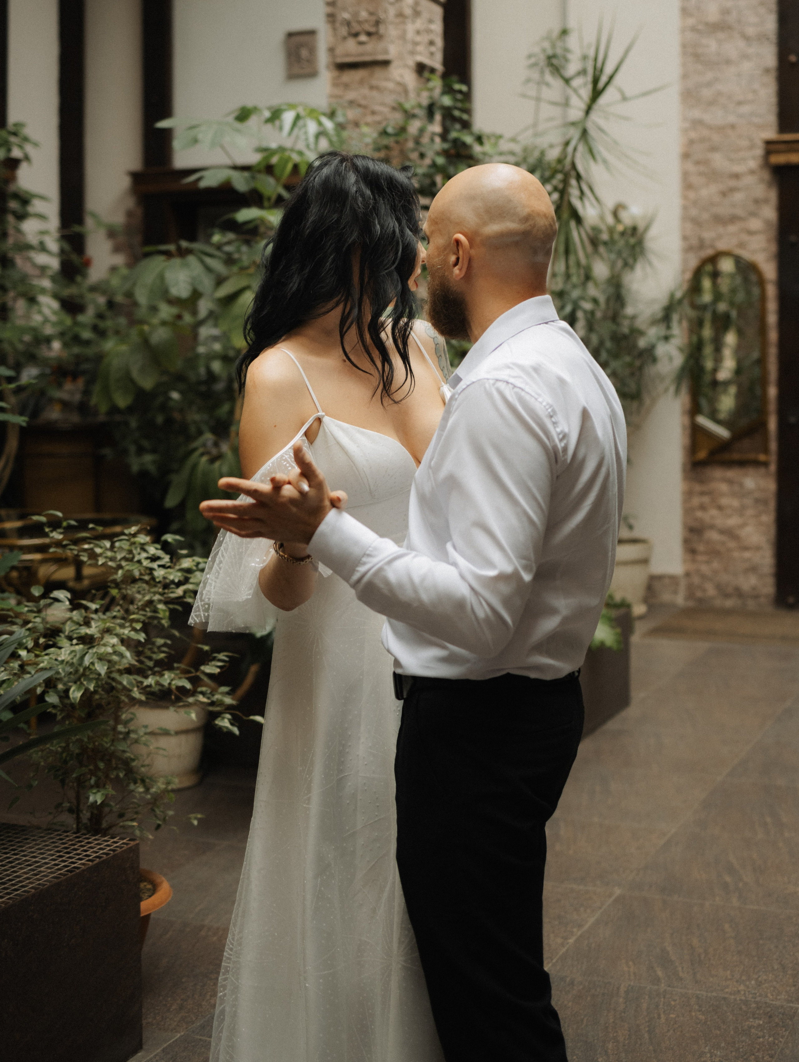 Свадебная прогулка летом у реки. Фотограф Углич и Ярославль Ольга Тятюшкина