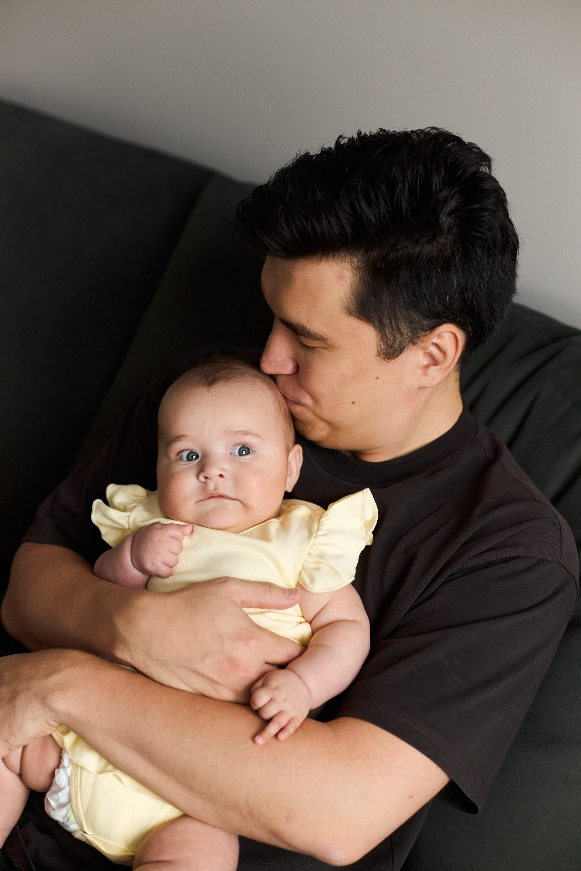 Семейная фотосессия Екатеринбург фотограф семейный фотосет в студии дома Екб заказать цена съемка детей родителей фотосъемка семьи Екб. Фотограф Екатеринбург Анастасия Жерновская | Маркетплейсы и нейрофото