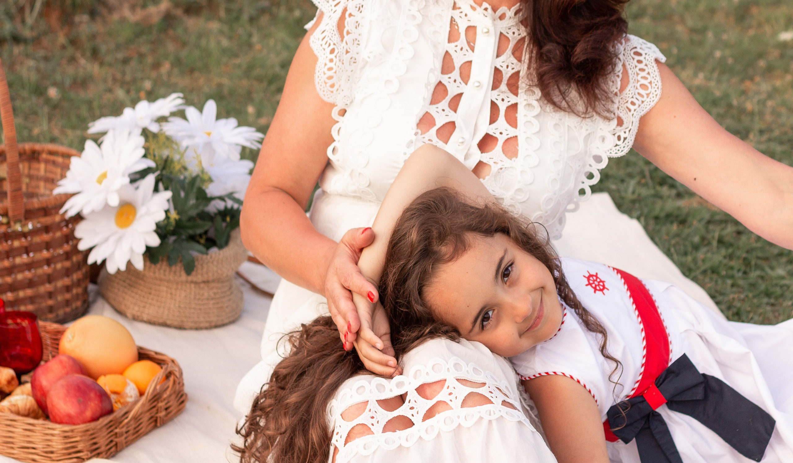 Мама с дочкой встречают закат в горах. Семейный фотограф в Сочи, Лоо, Дагомысе, Вардане Кучумова Олеся