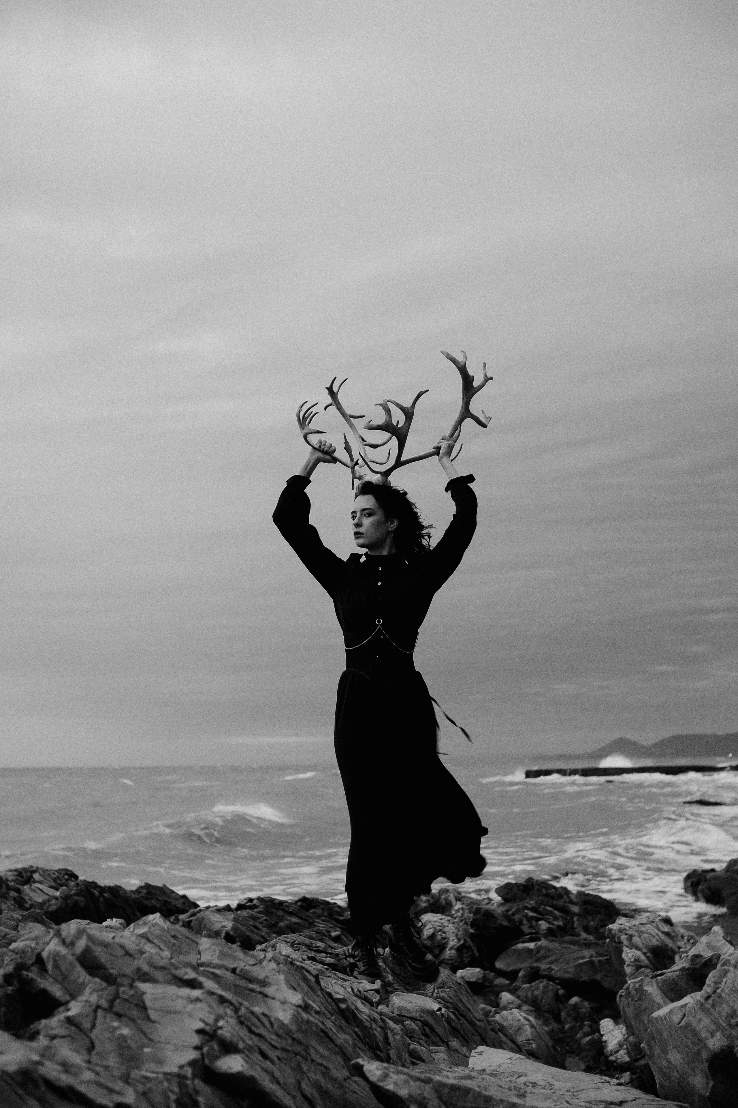 Съёмка у моря с оленьими рогами