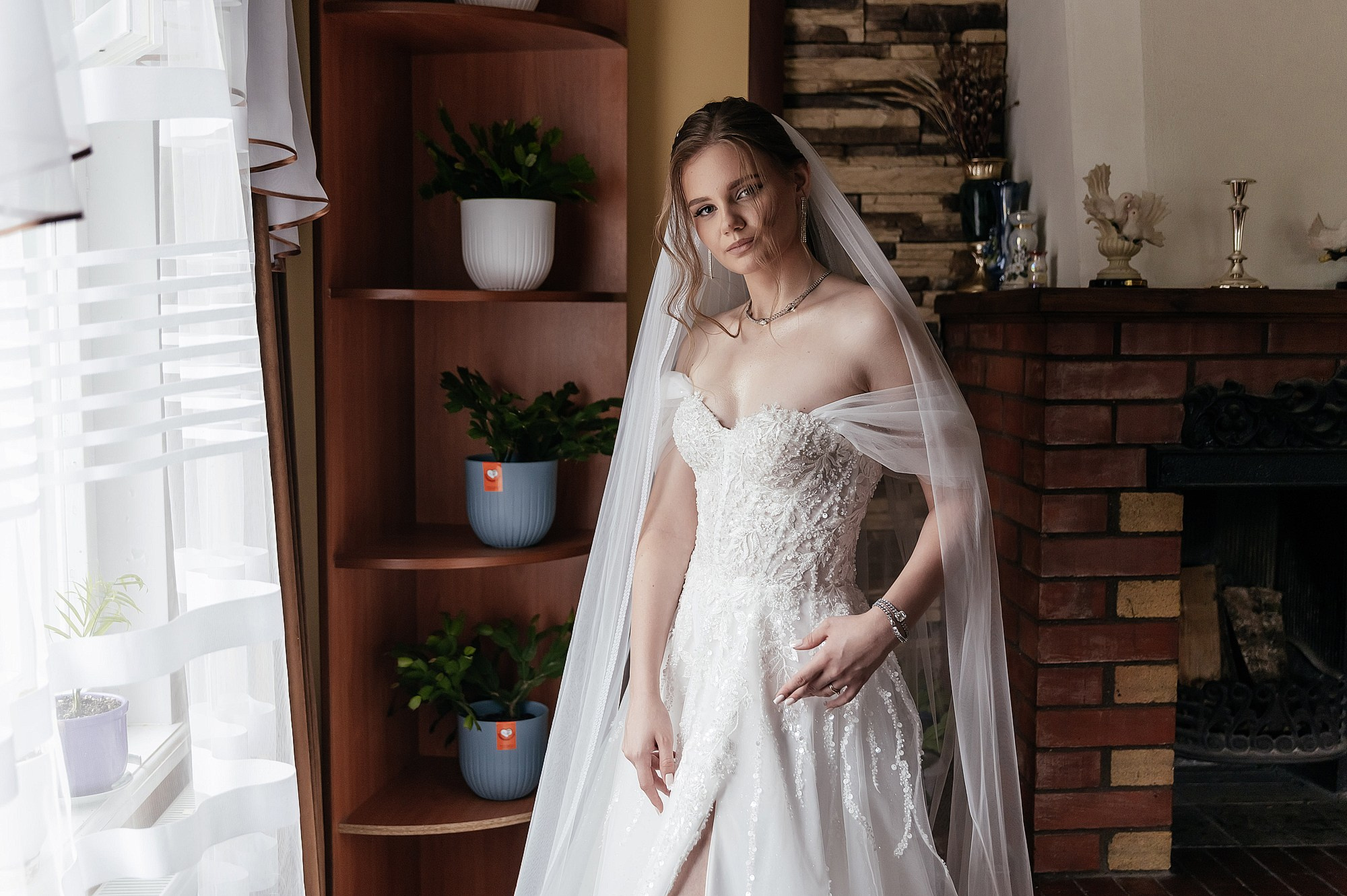 невеста у окна на своей свадьбе в дубне