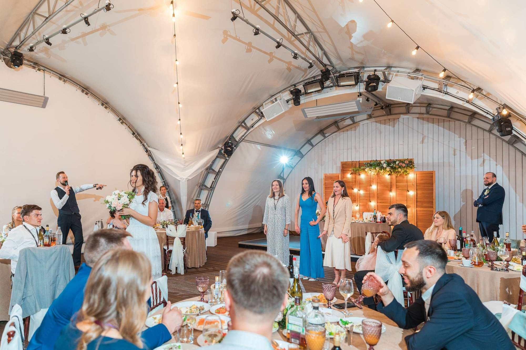 Невеста бросает букет на свадьбе