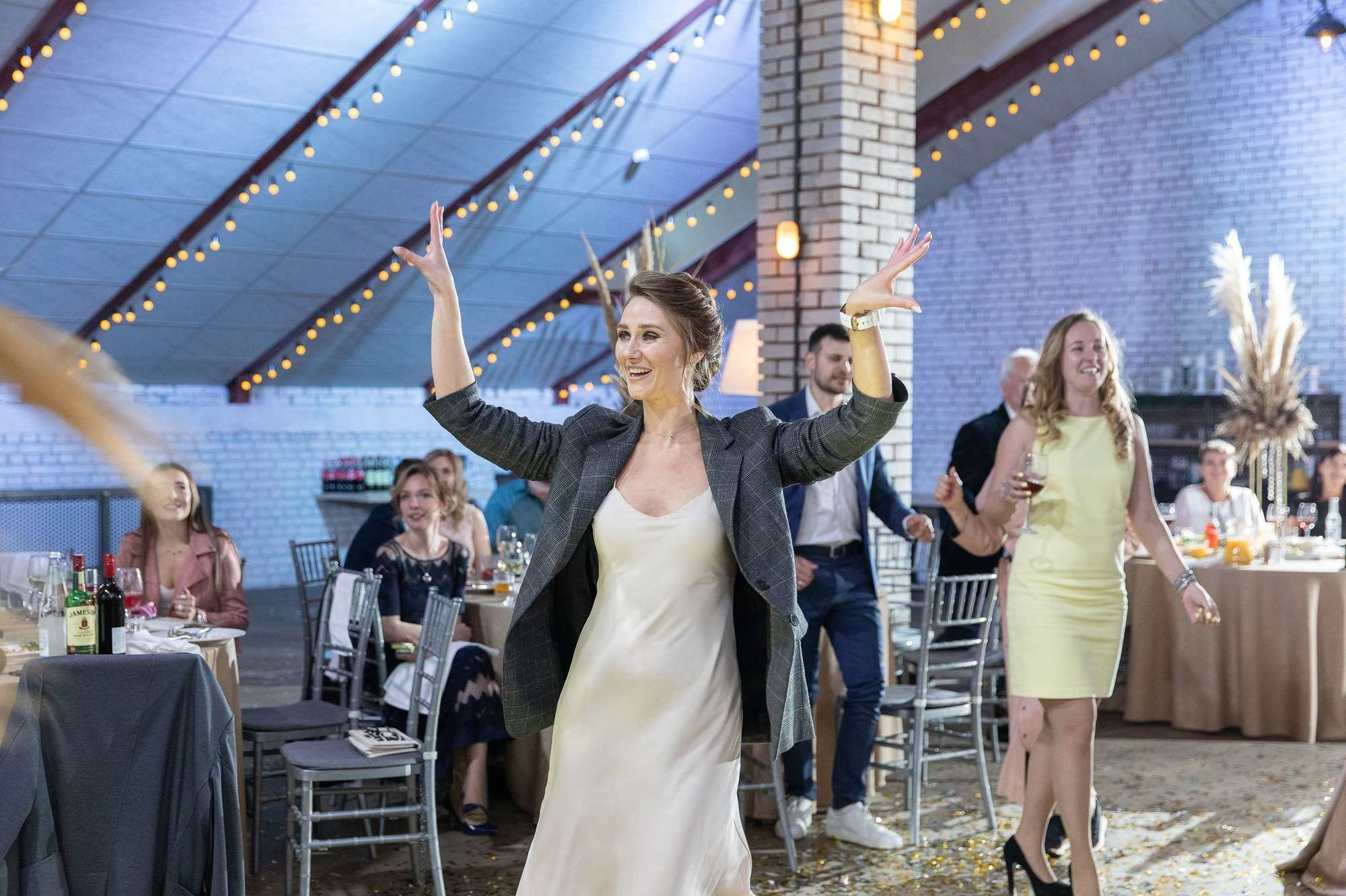 Гости танцуют на свадьбе