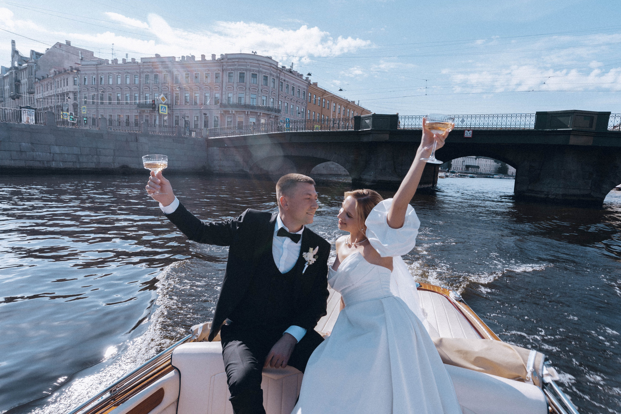 СВАДЕНБНАЯ СЬЕМКА НА КАТЕРЕ ПО КАНАЛАМ САНКТ-ПЕТЕРБУРГА И В АКВАТОРИИ НЕВЫ. Профессиональный фотограф, Санкт-Петербург — Виктория Богомолова