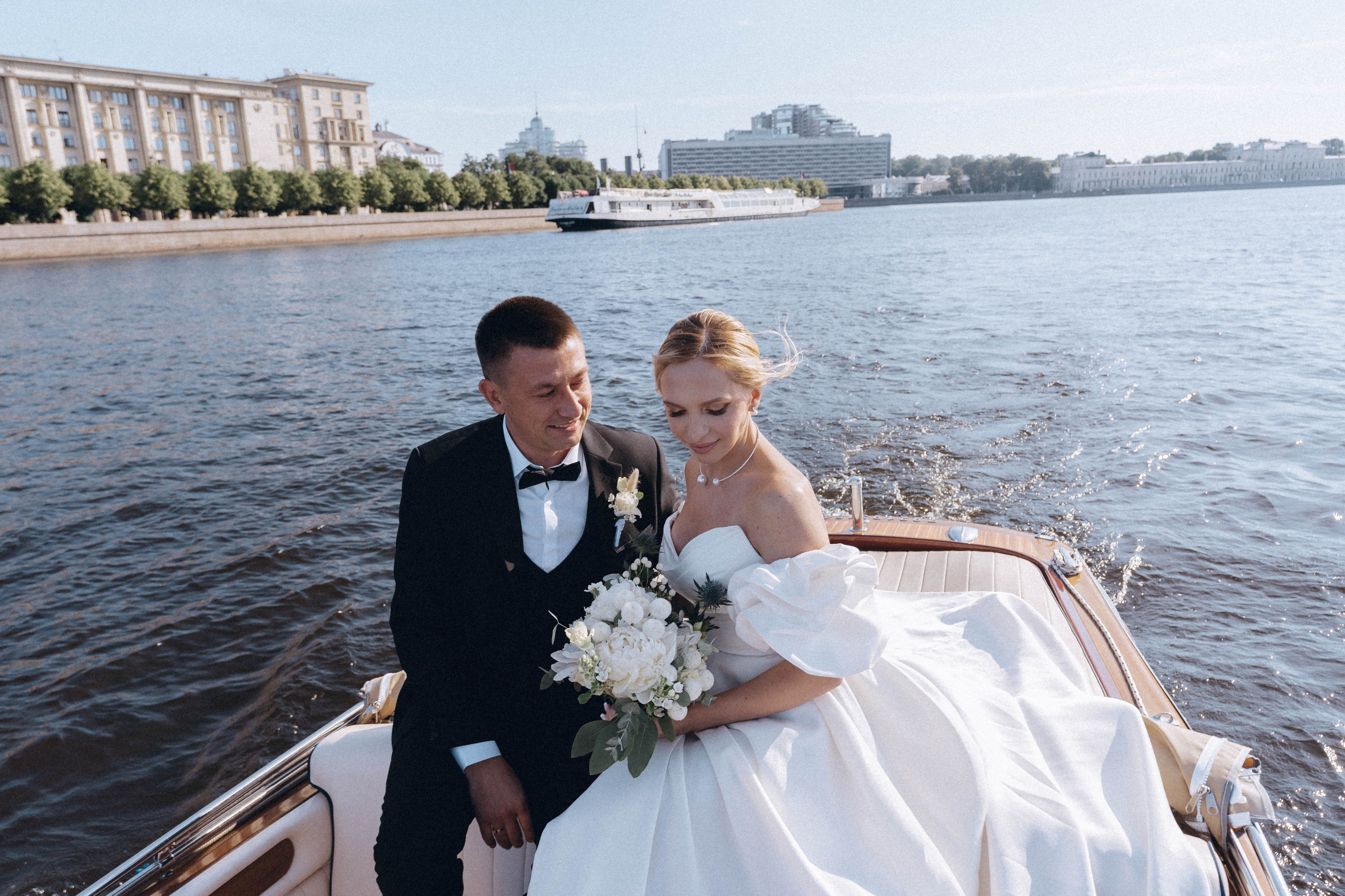 СВАДЕНБНАЯ СЬЕМКА НА КАТЕРЕ ПО КАНАЛАМ САНКТ-ПЕТЕРБУРГА И В АКВАТОРИИ НЕВЫ. Профессиональный фотограф, Санкт-Петербург — Виктория Богомолова