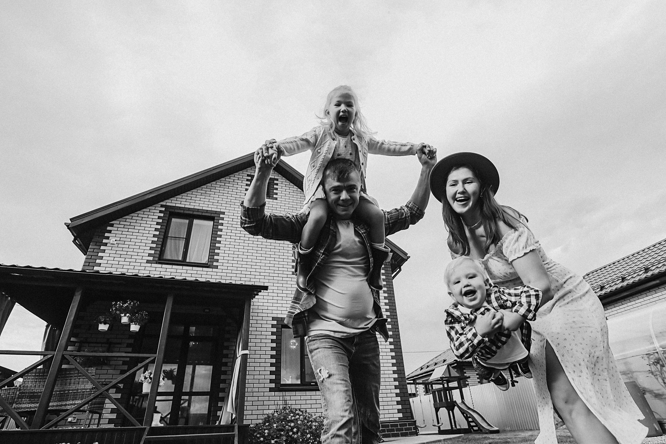 У дома. Семейный фотограф Тюмень, фотограф на роды Салмина Мария