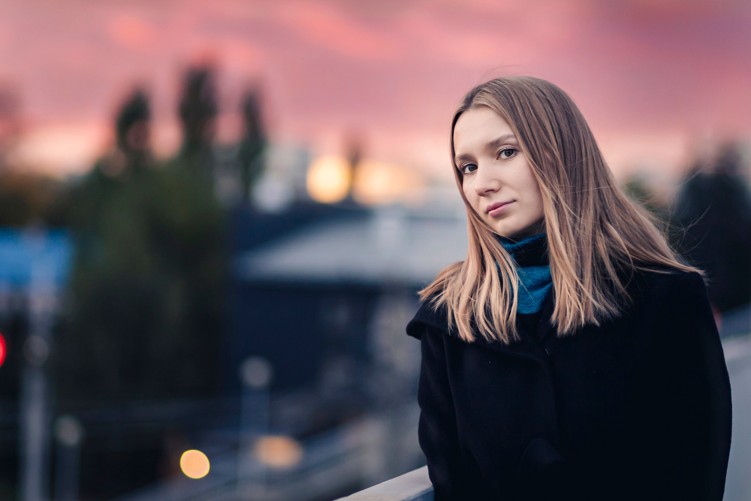 фотосессия на фоне малинового неба 