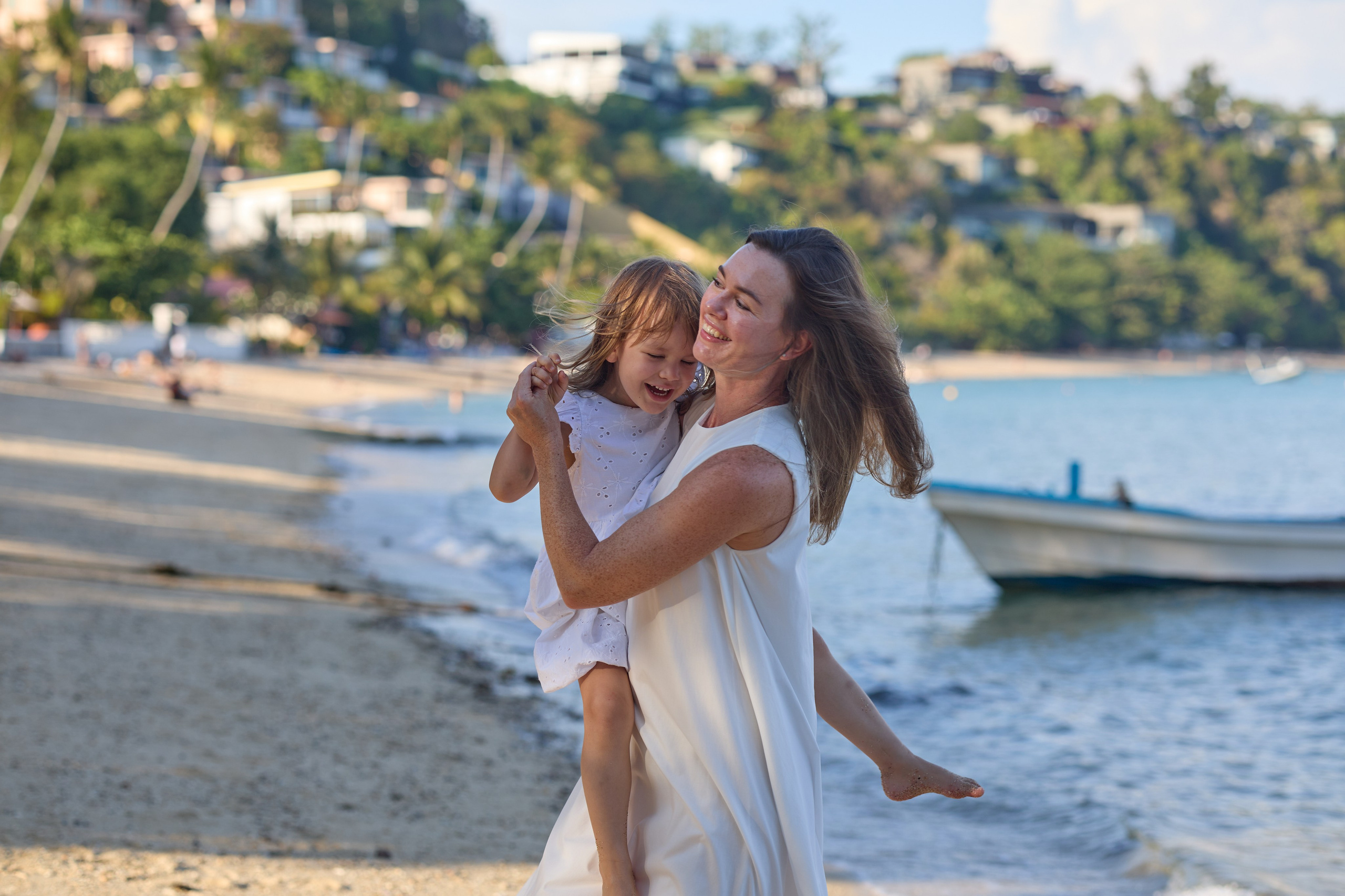 Съёмка мамы с дочкой на море