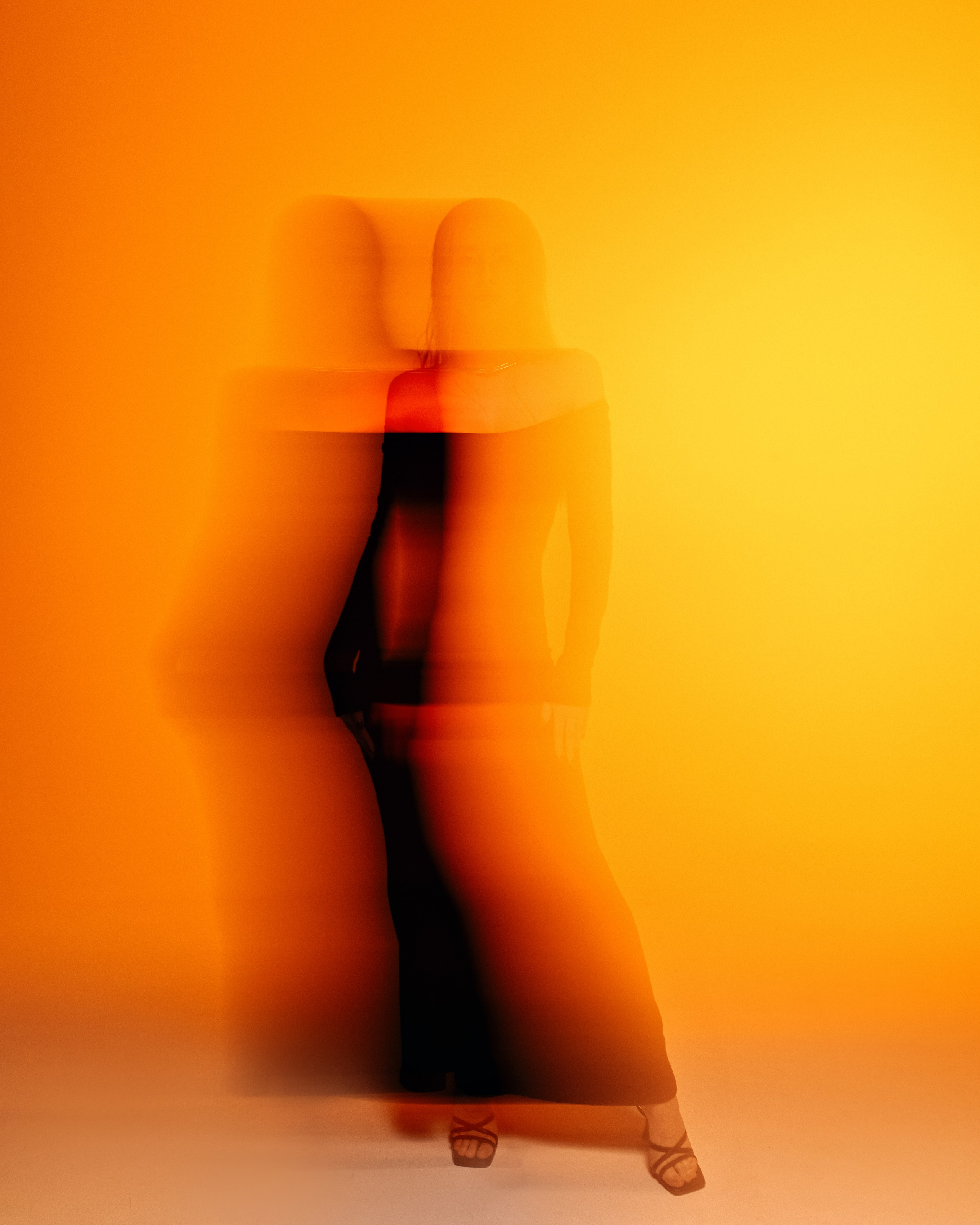 Фотосессия девушки в черном платье с цветным светом Витебск Томашева Сергея