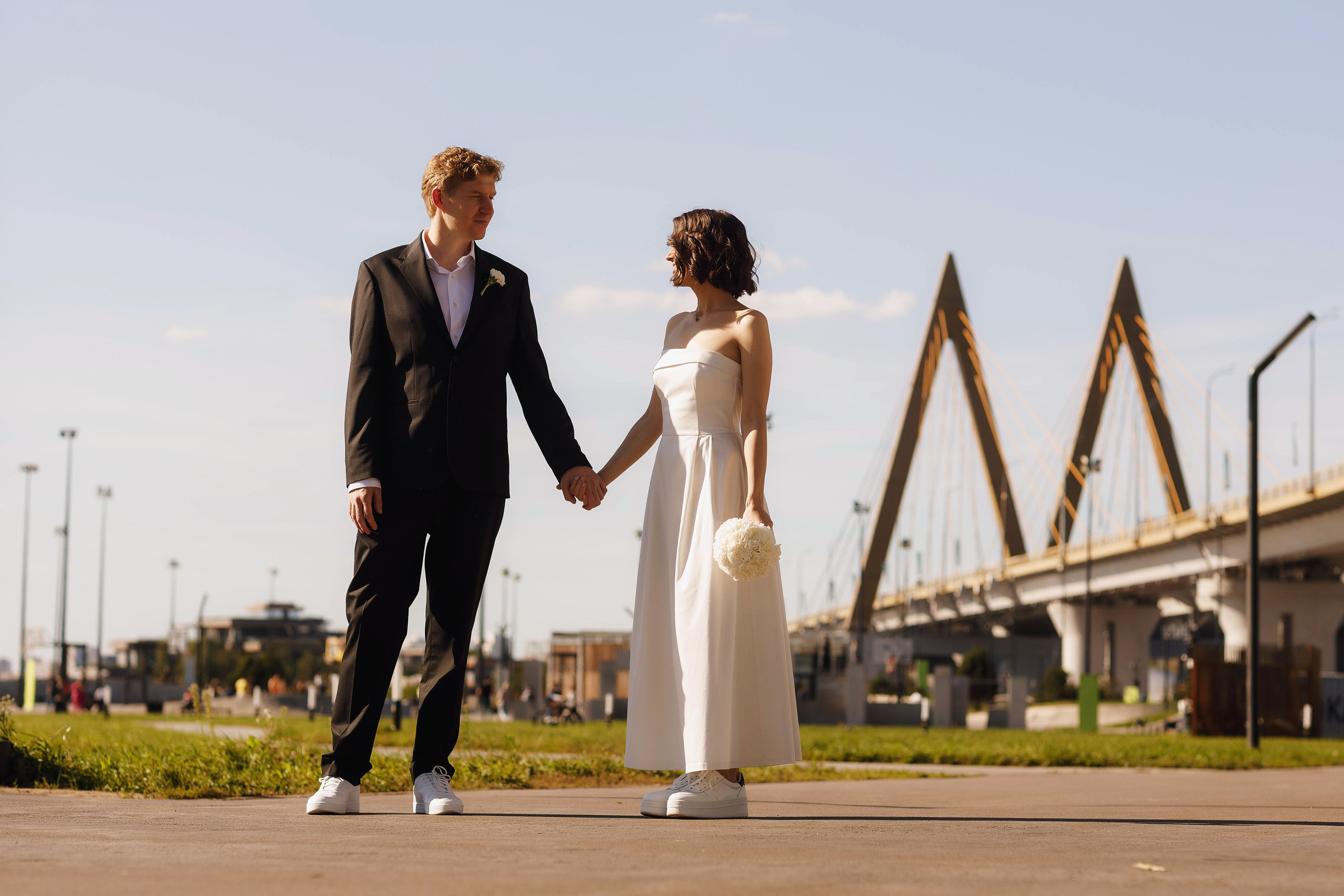 Свадебная фотосессия у моста Миллениум в Казани