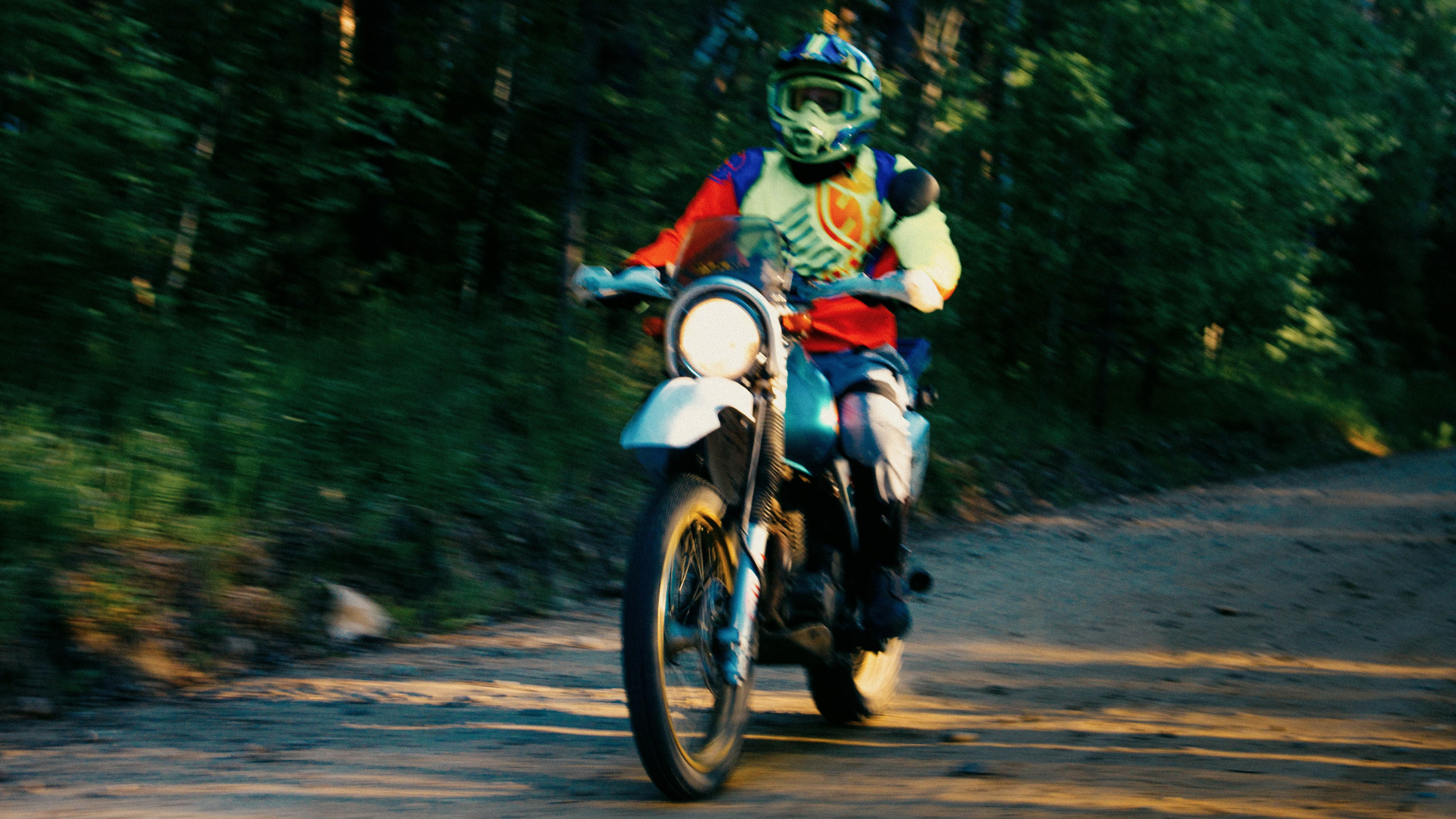 Мотоциклист эндуро едет по грунтовой трассе с эффектом скорости. Кинематографичный спортивный кадр