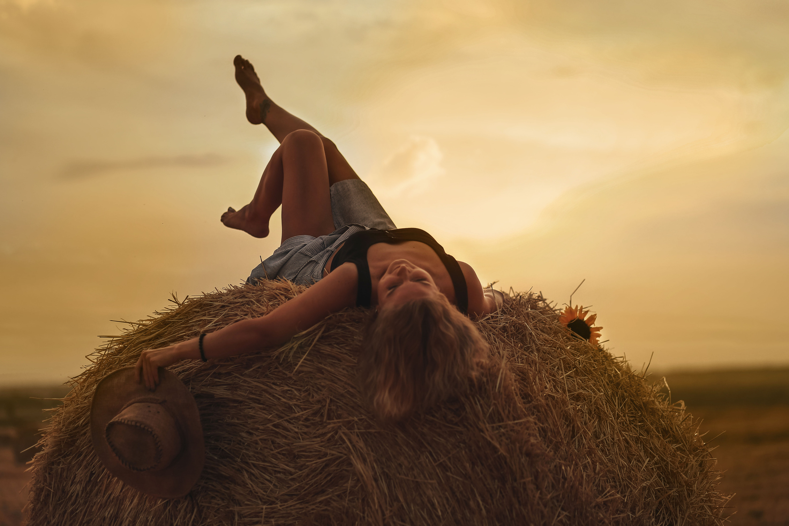 Фотосессия в стогах сена. Иванова Ирина Свадебный и семейный фотограф г. Уфа