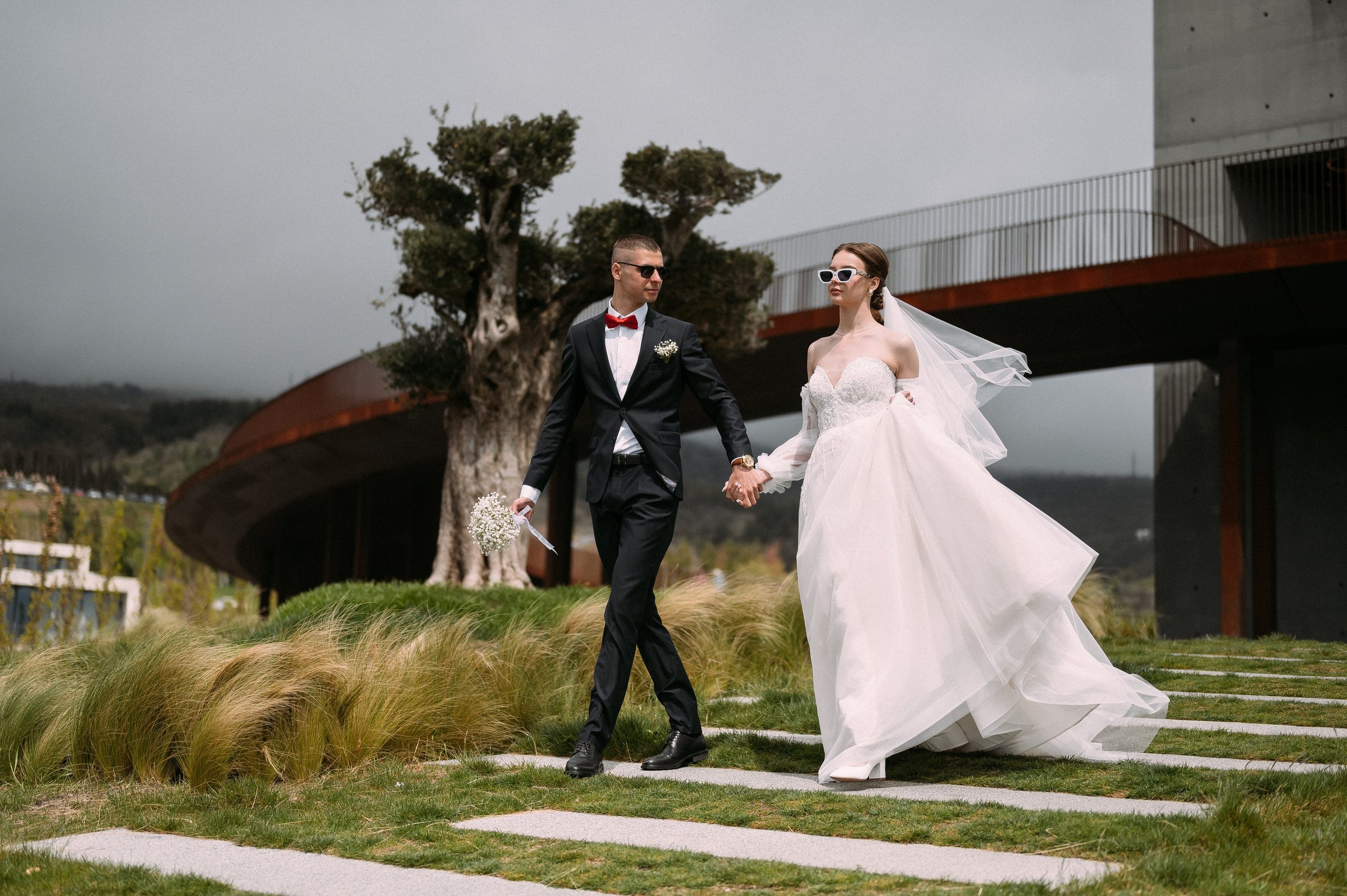 Свадебное утро и прогулка красивой яркой пары. Свадебный и семейный фотограф в Симферополе Дарья Маркова