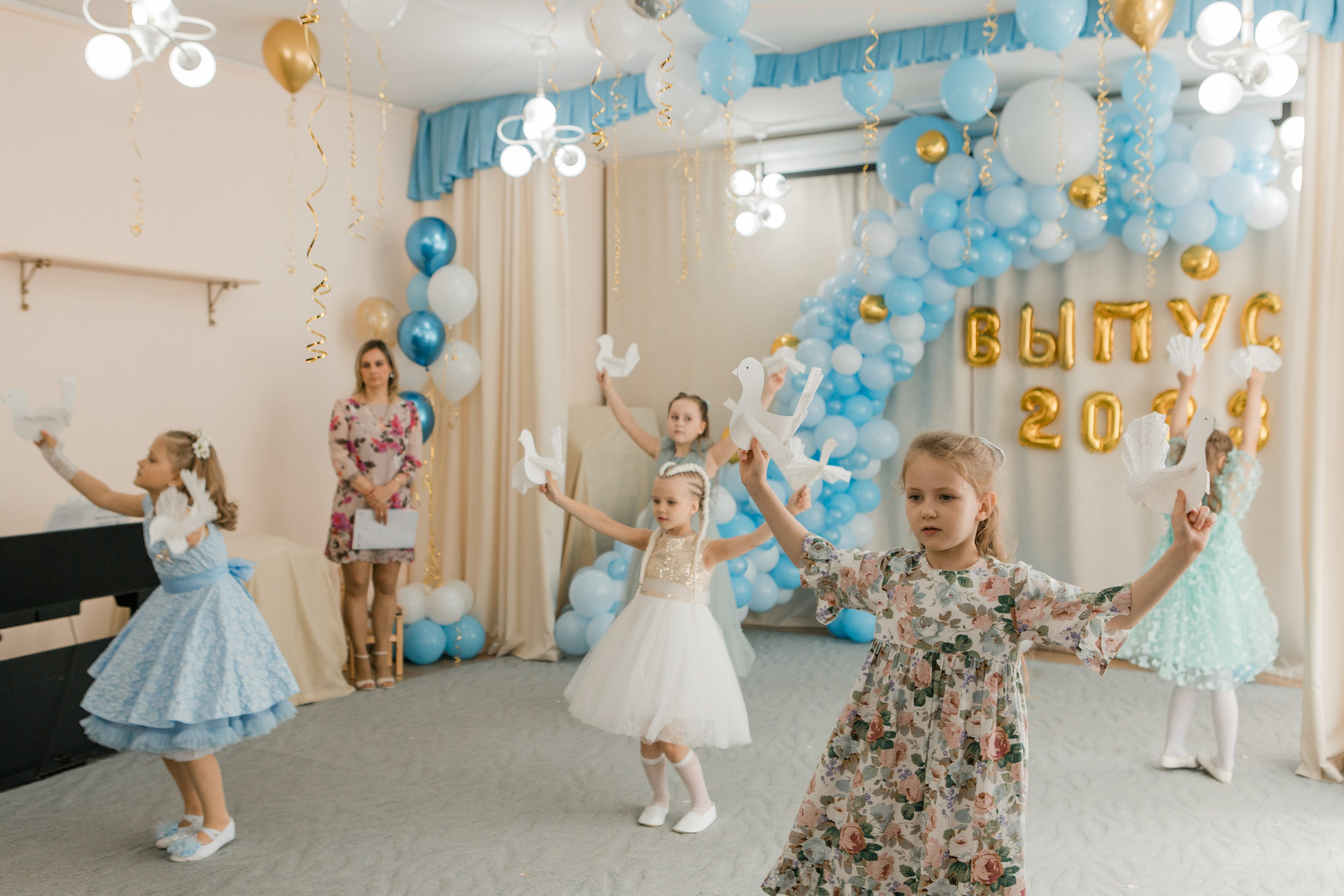 Фотосъемка выпускного в детском саду. Видеосъемка и фотосъемка свадеб. Фотограф и оператор на свадьбу. Видеосъемка подкастов, собственная видео-фотостудии. Предметная фотосъемка