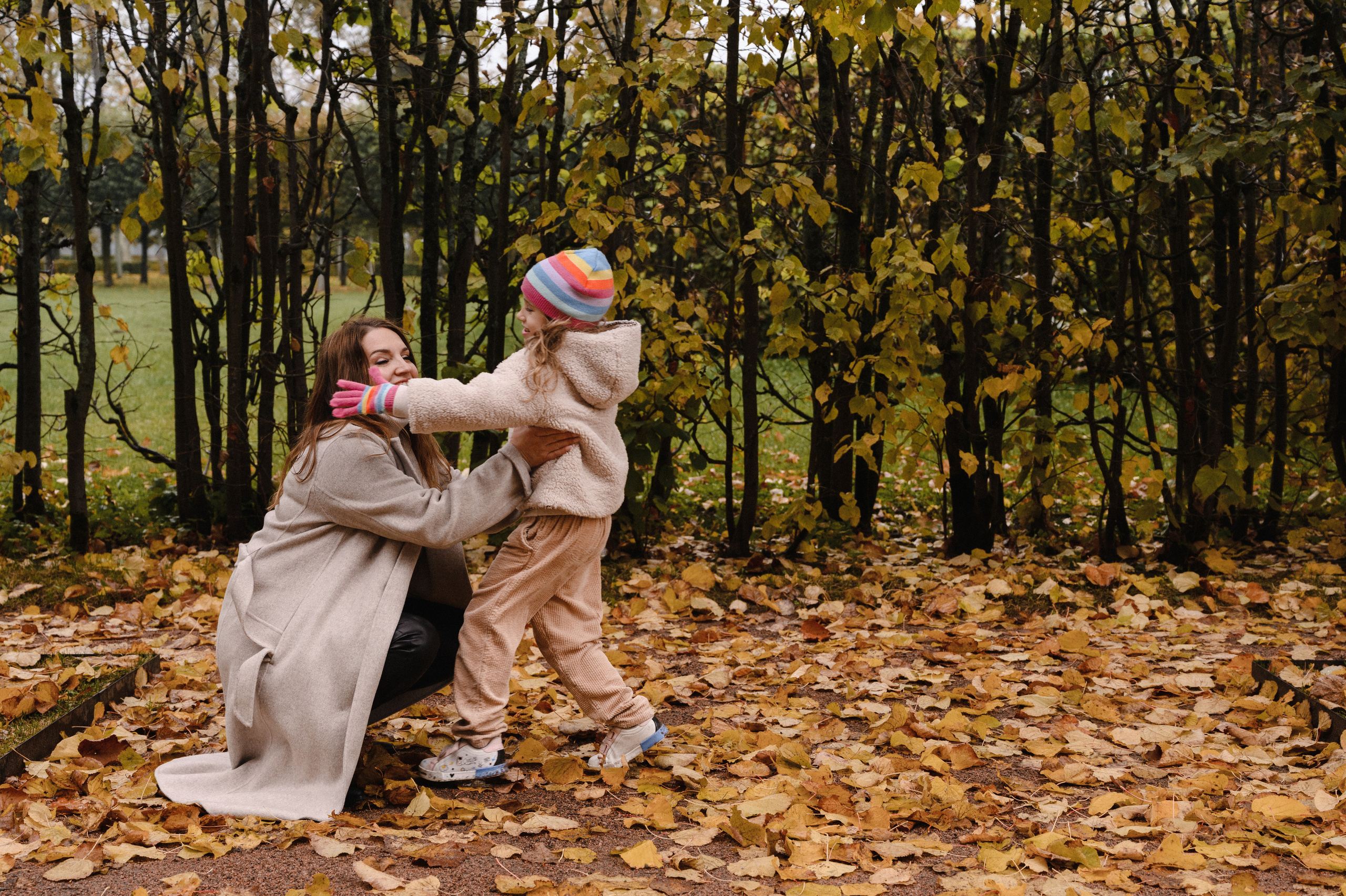 Юля и Оля. Профессиональный фотограф беременности в СПБ. Стильные фотосессии беременности в стиле минимализм и классическая фотография