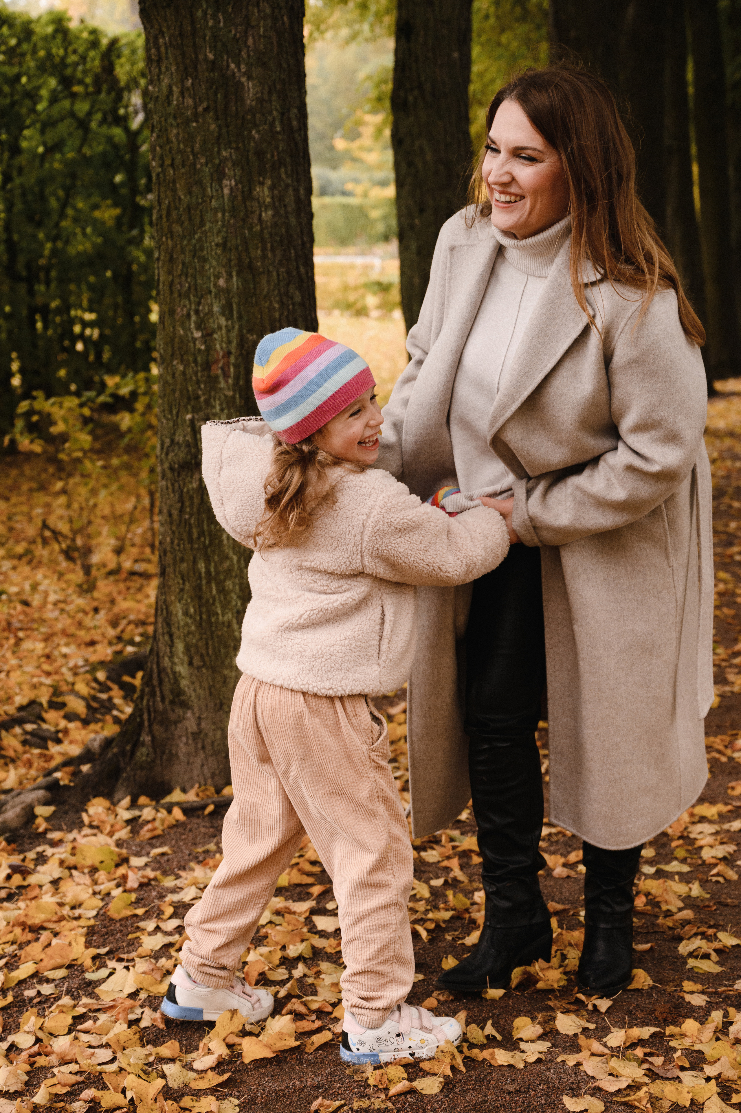 Юля и Оля. Профессиональный фотограф беременности в СПБ. Стильные фотосессии беременности в стиле минимализм и классическая фотография