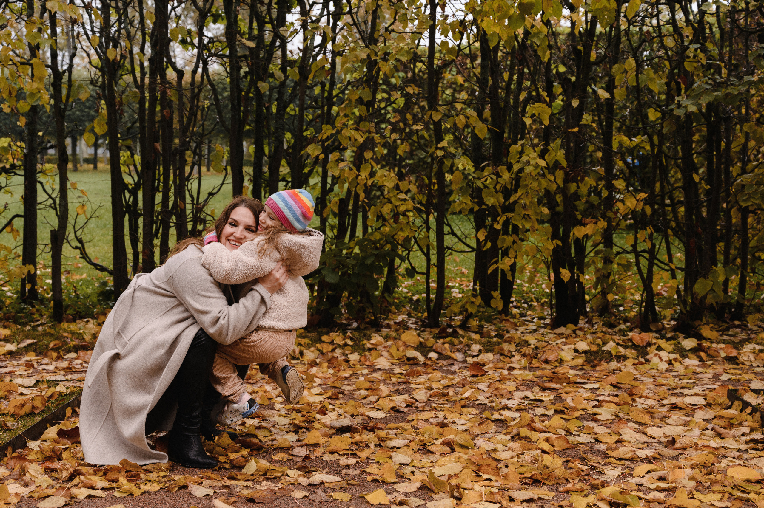 Юля и Оля. Профессиональный фотограф беременности в СПБ. Стильные фотосессии беременности в стиле минимализм и классическая фотография
