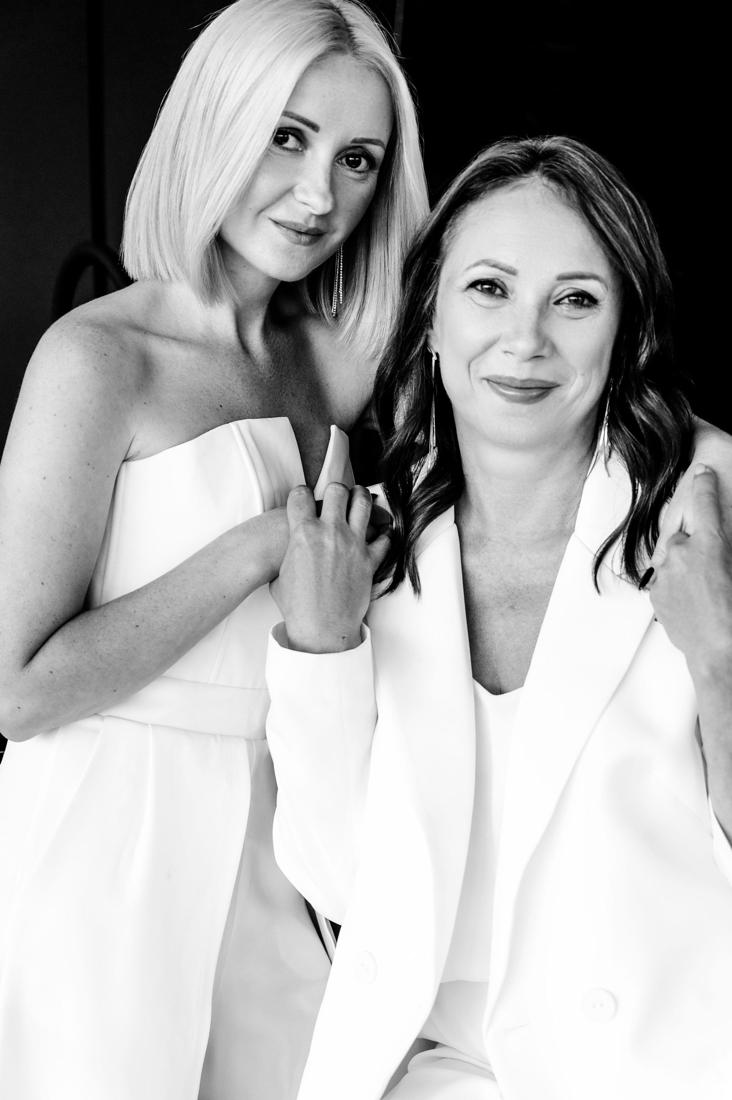 Ксения с мамой. Профессиональный фотограф беременности в СПБ. Стильные фотосессии беременности в стиле минимализм и классическая фотография