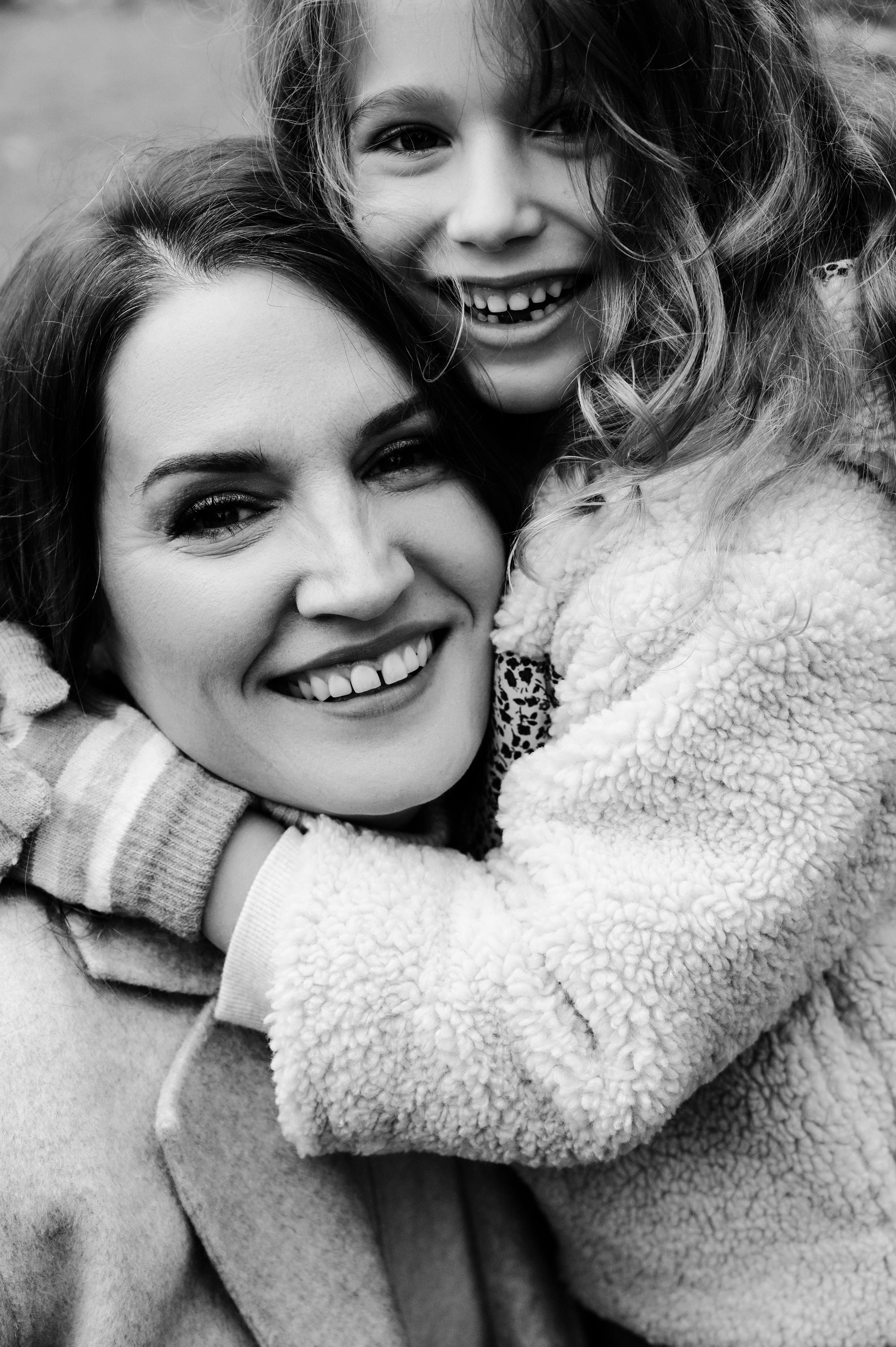 Юля и Оля. Профессиональный фотограф беременности в СПБ. Стильные фотосессии беременности в стиле минимализм и классическая фотография