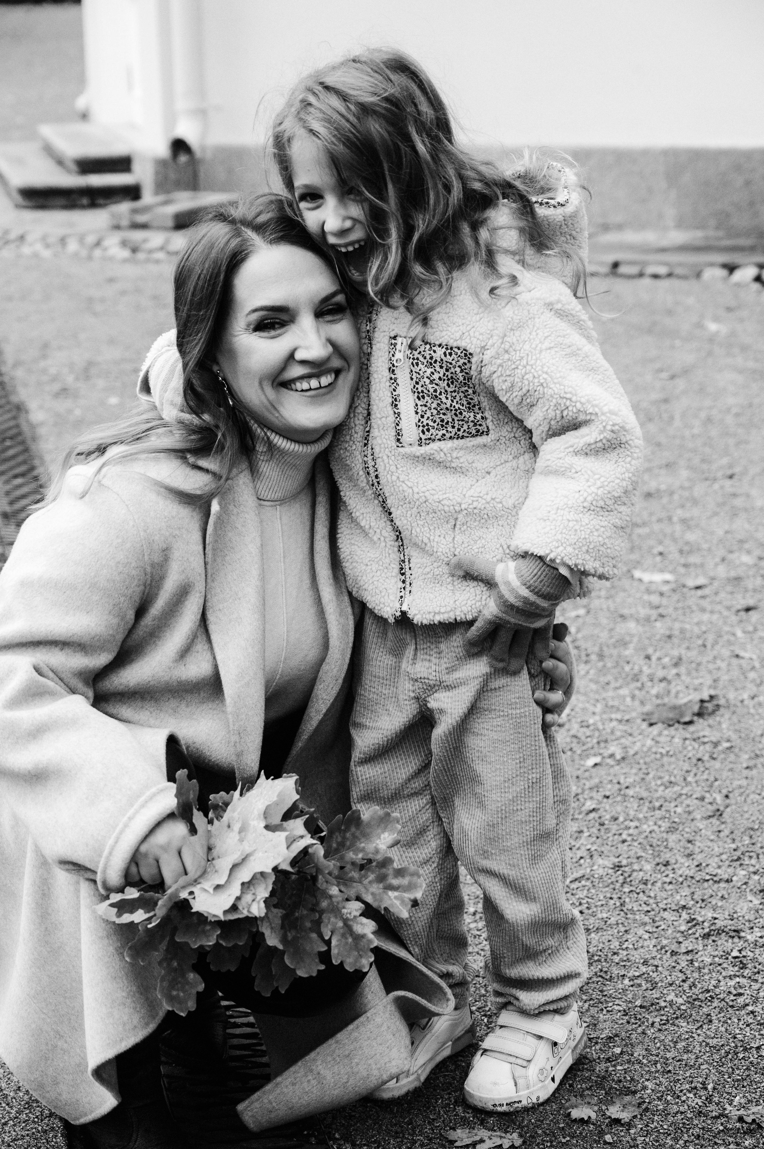 Юля и Оля. Профессиональный фотограф беременности в СПБ. Стильные фотосессии беременности в стиле минимализм и классическая фотография