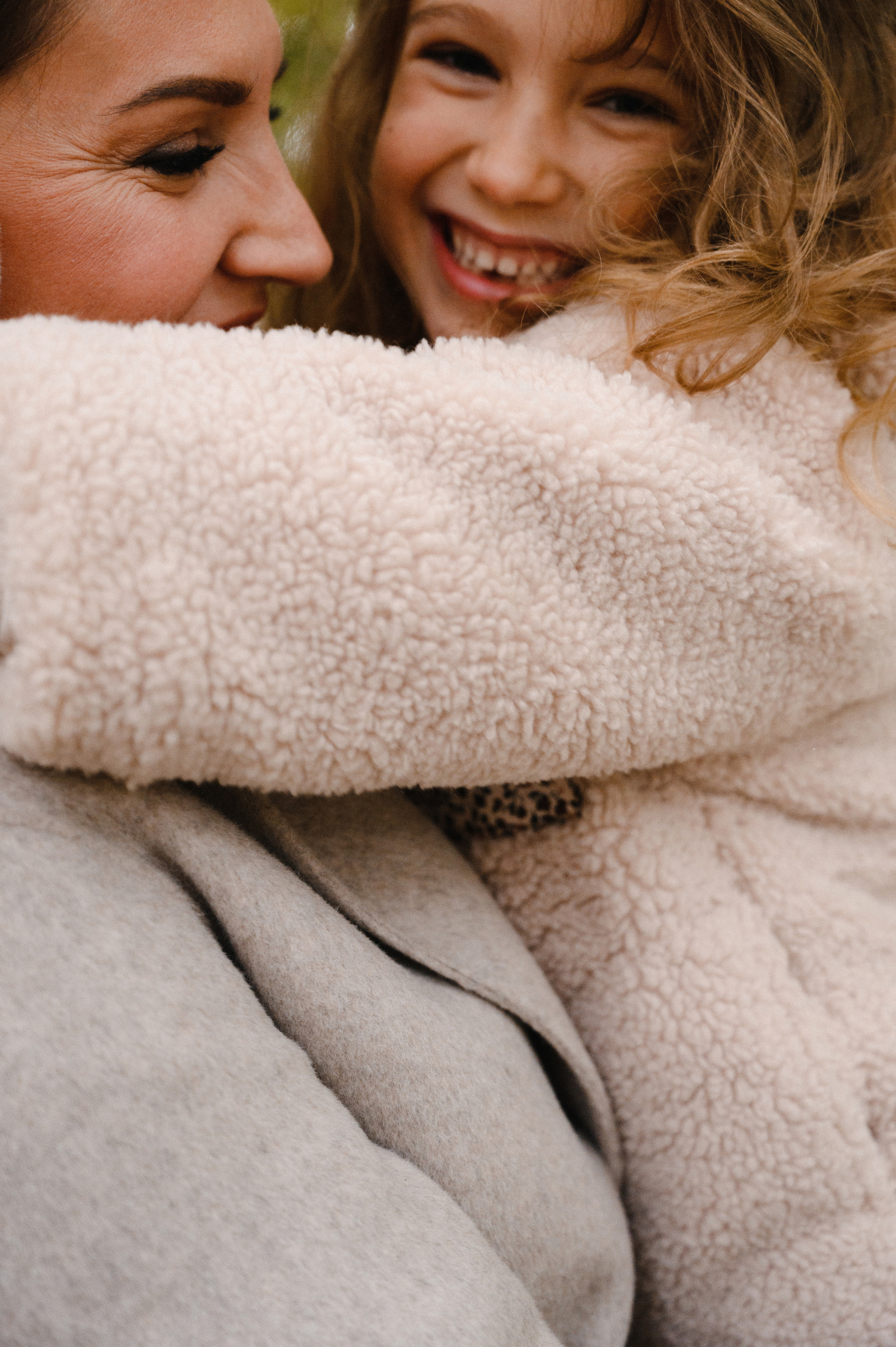 Юля и Оля. Профессиональный фотограф беременности в СПБ. Стильные фотосессии беременности в стиле минимализм и классическая фотография