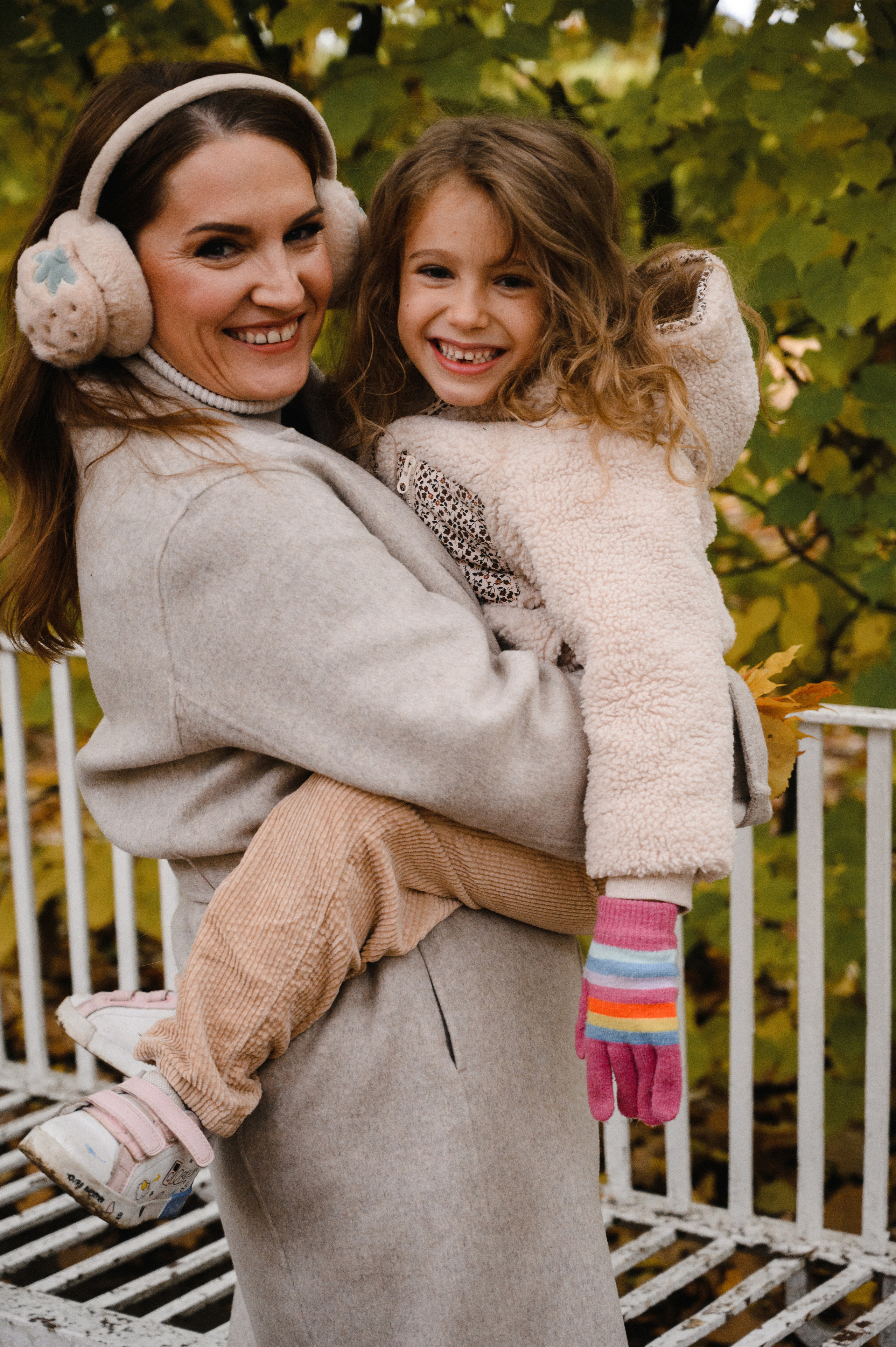 Юля и Оля. Профессиональный фотограф беременности в СПБ. Стильные фотосессии беременности в стиле минимализм и классическая фотография