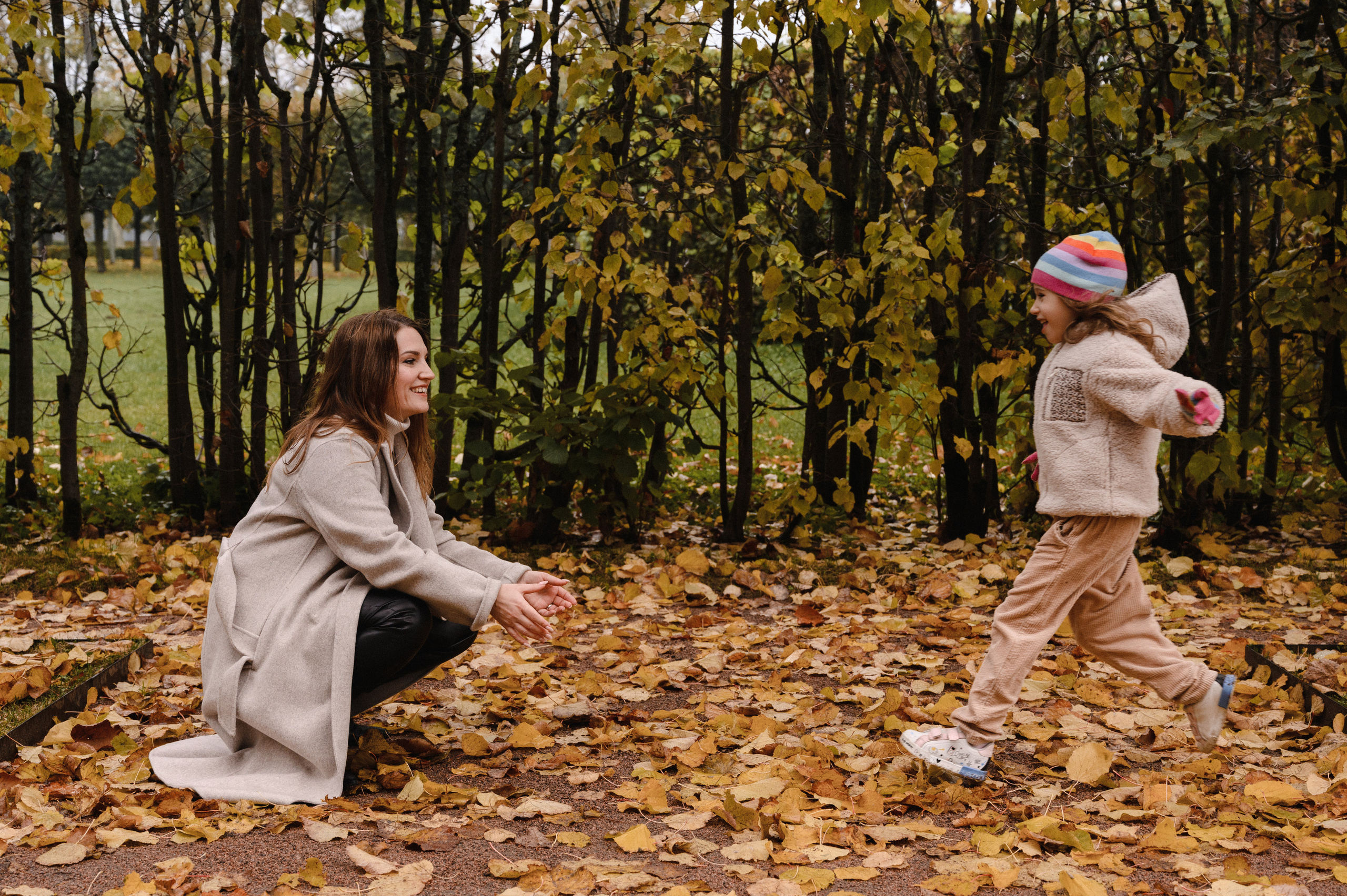 Юля и Оля. Профессиональный фотограф беременности в СПБ. Стильные фотосессии беременности в стиле минимализм и классическая фотография