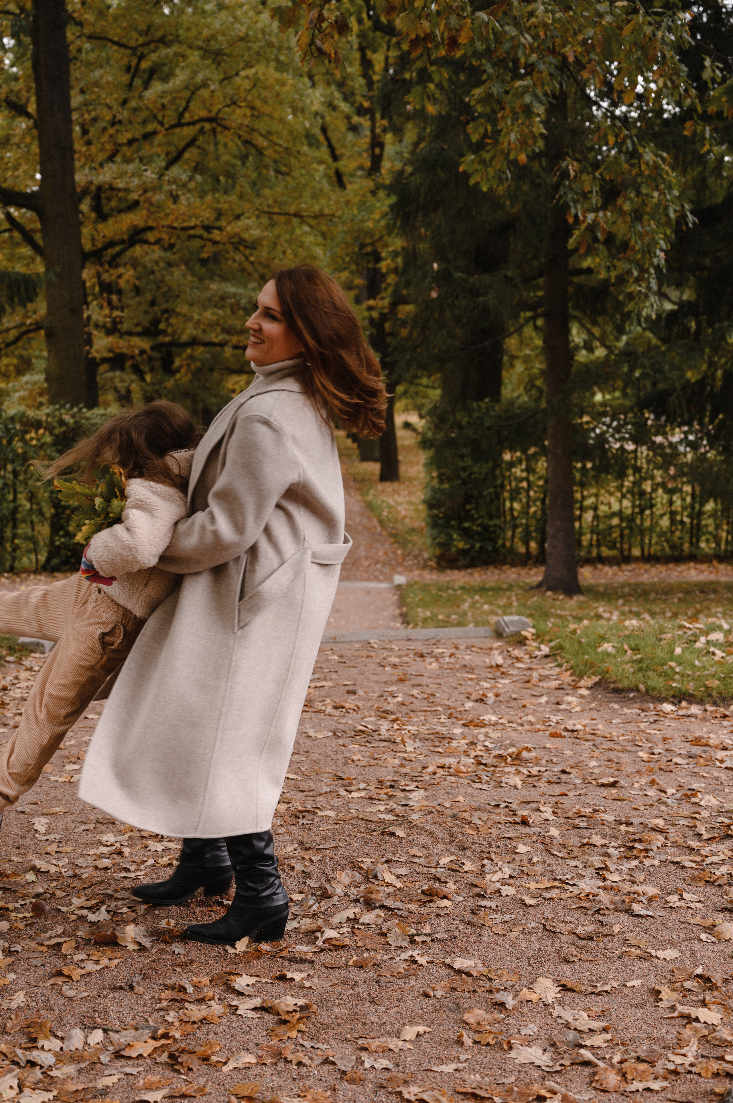 Юля и Оля. Профессиональный фотограф беременности в СПБ. Стильные фотосессии беременности в стиле минимализм и классическая фотография